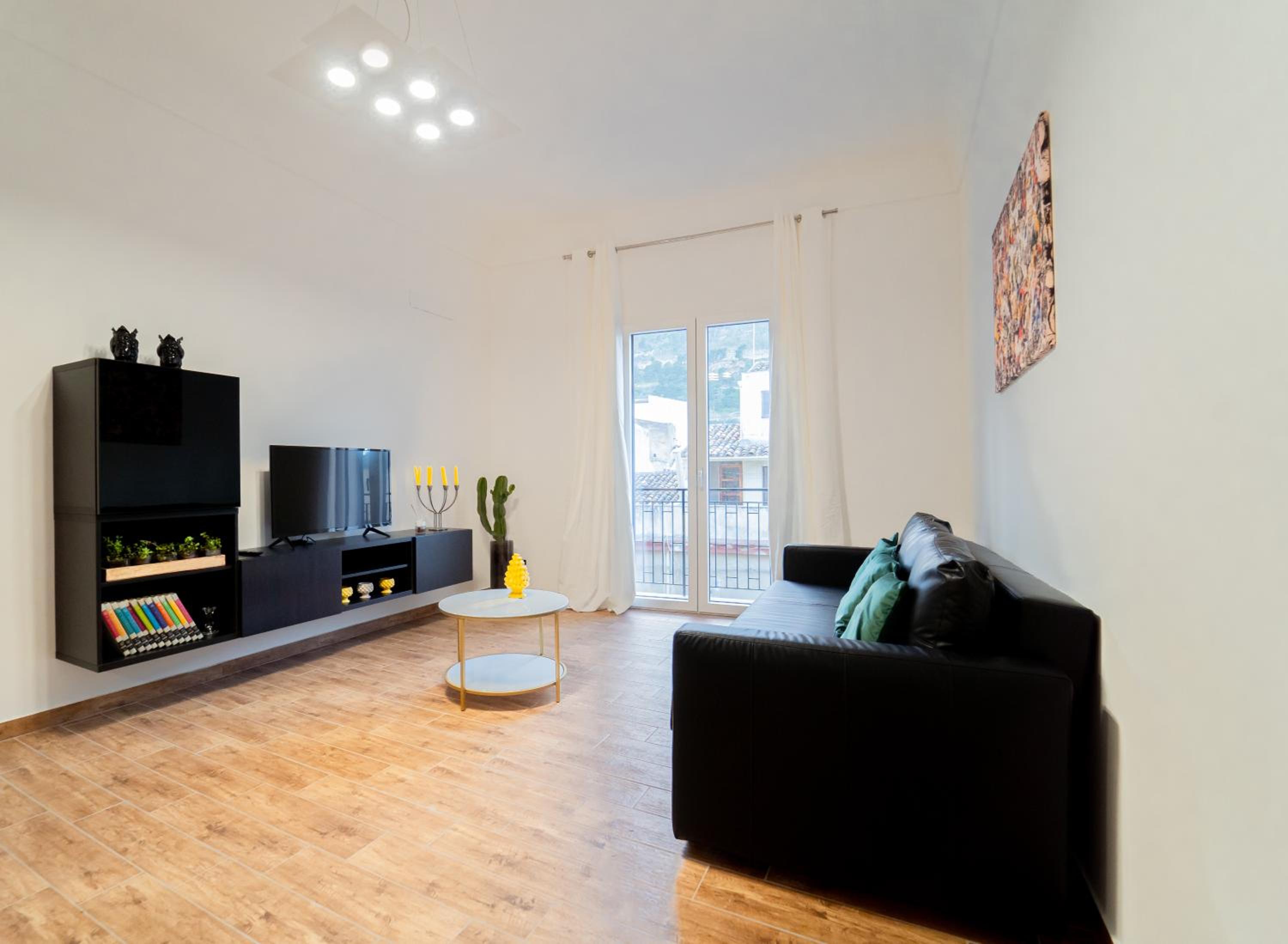 One-Bedroom Apartment photo 1