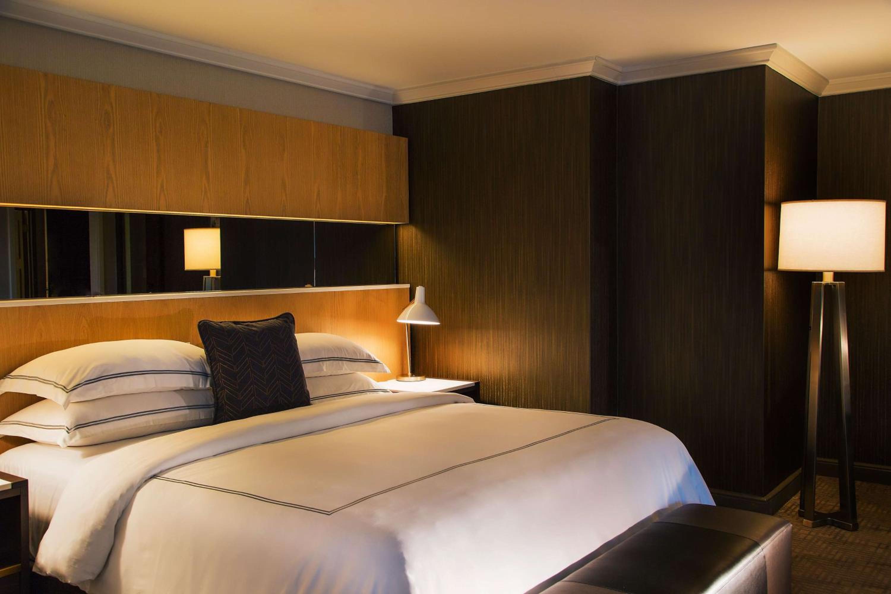 King Room with Roll-In Shower - Mobility Accessible - Photo 1