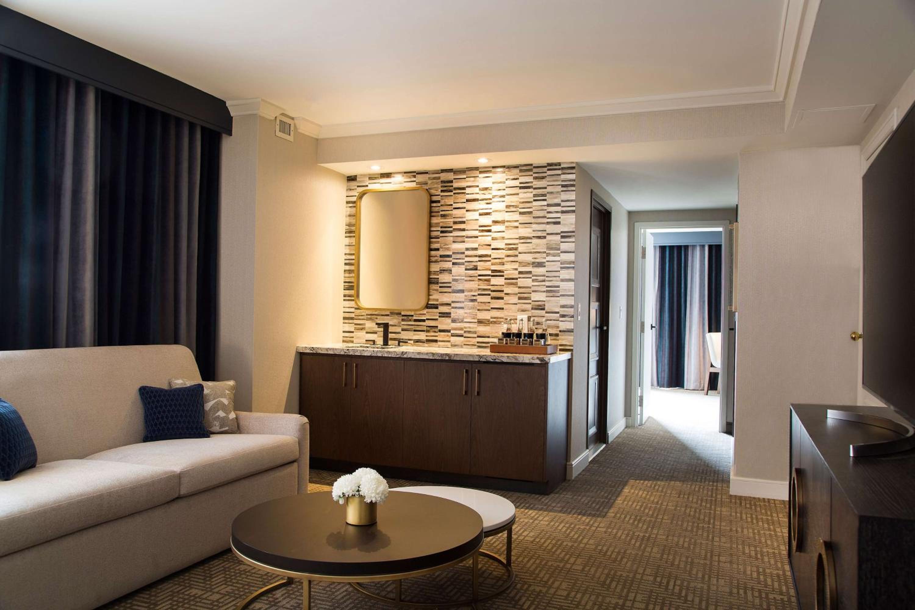 Executive King Suite - Photo 2