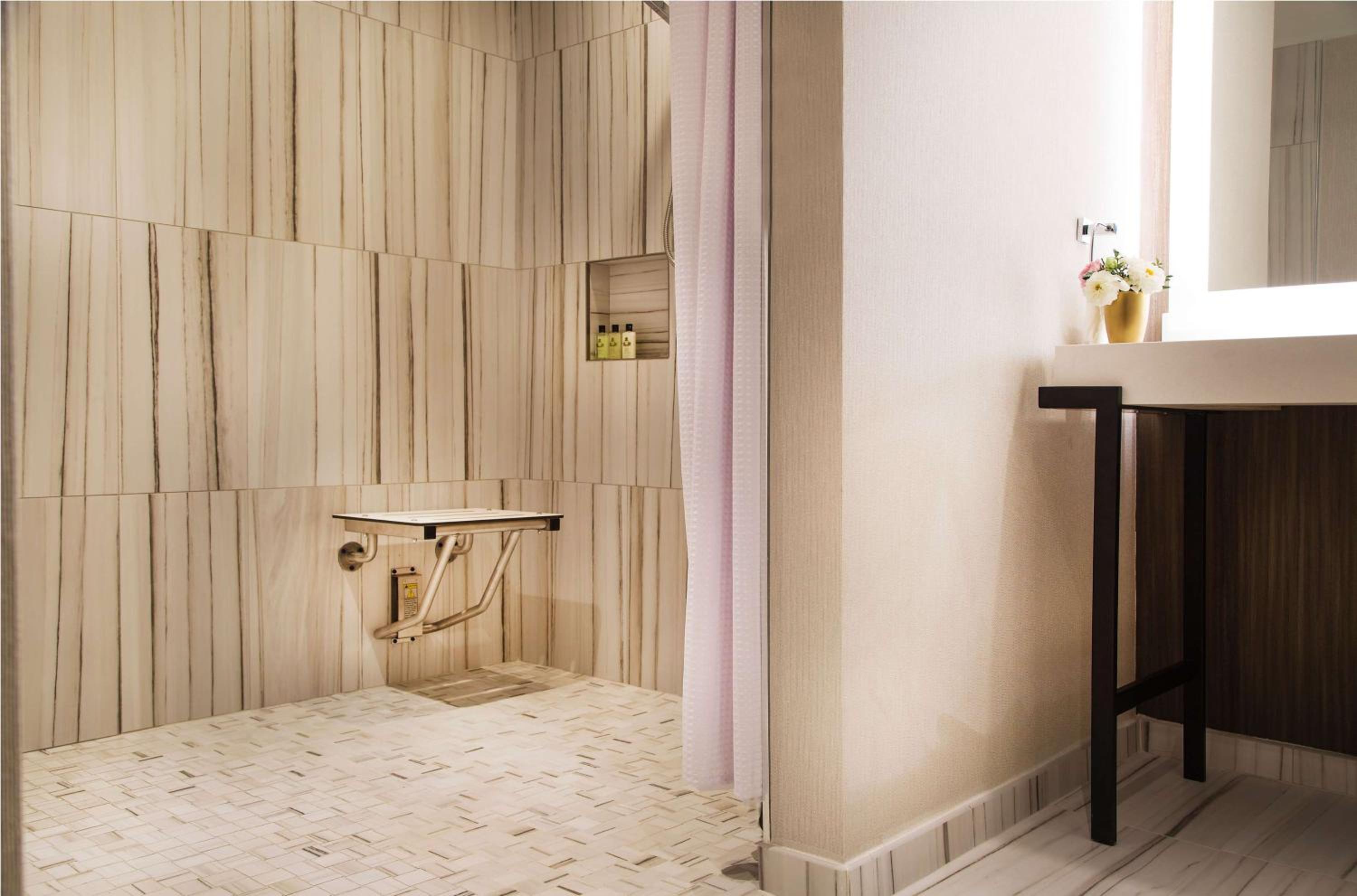 King Room with Roll-In Shower - Mobility Accessible - Photo 2
