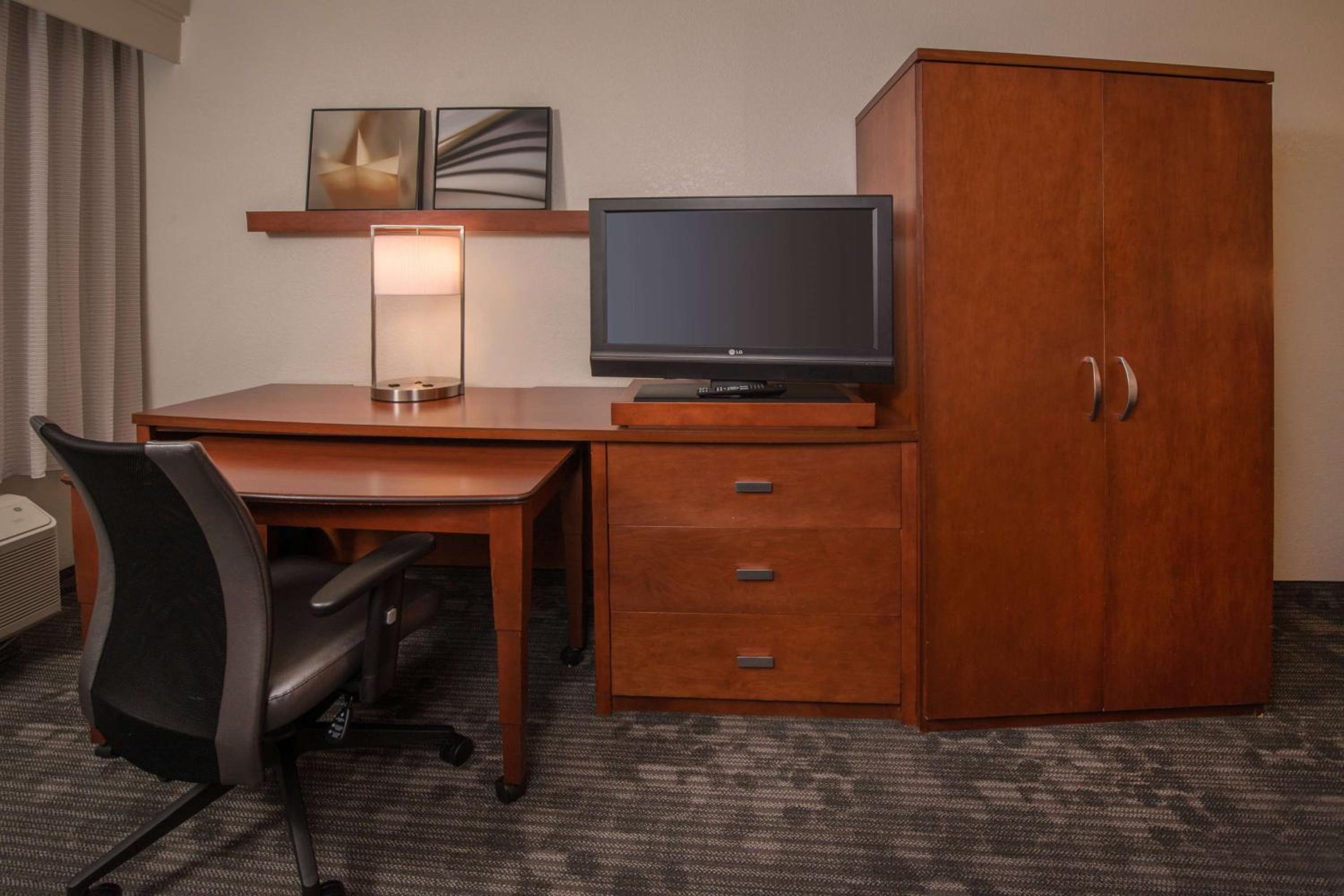Guestroom King with Sofabed - Photo 4