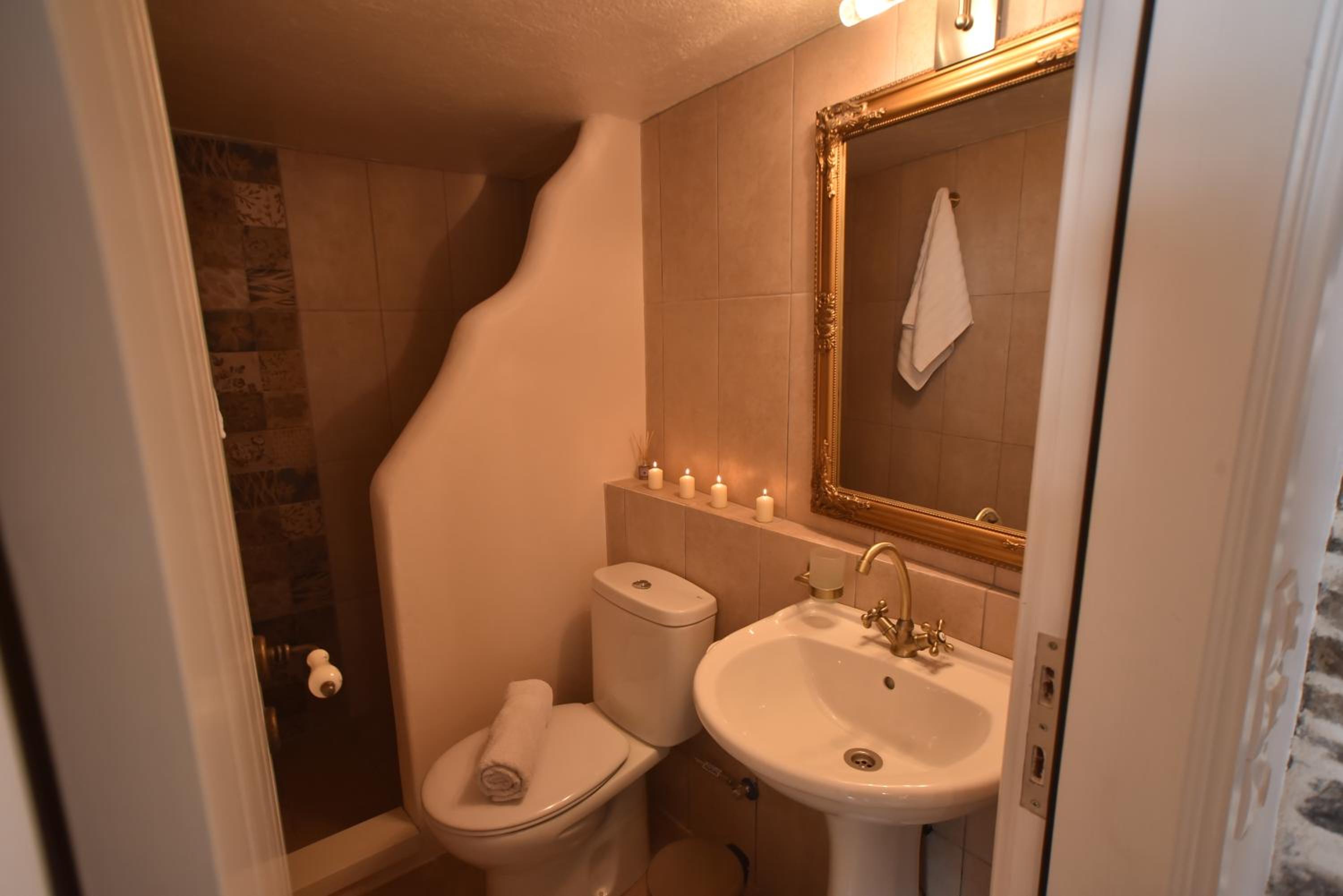 Two-Bedroom House - Photo 23