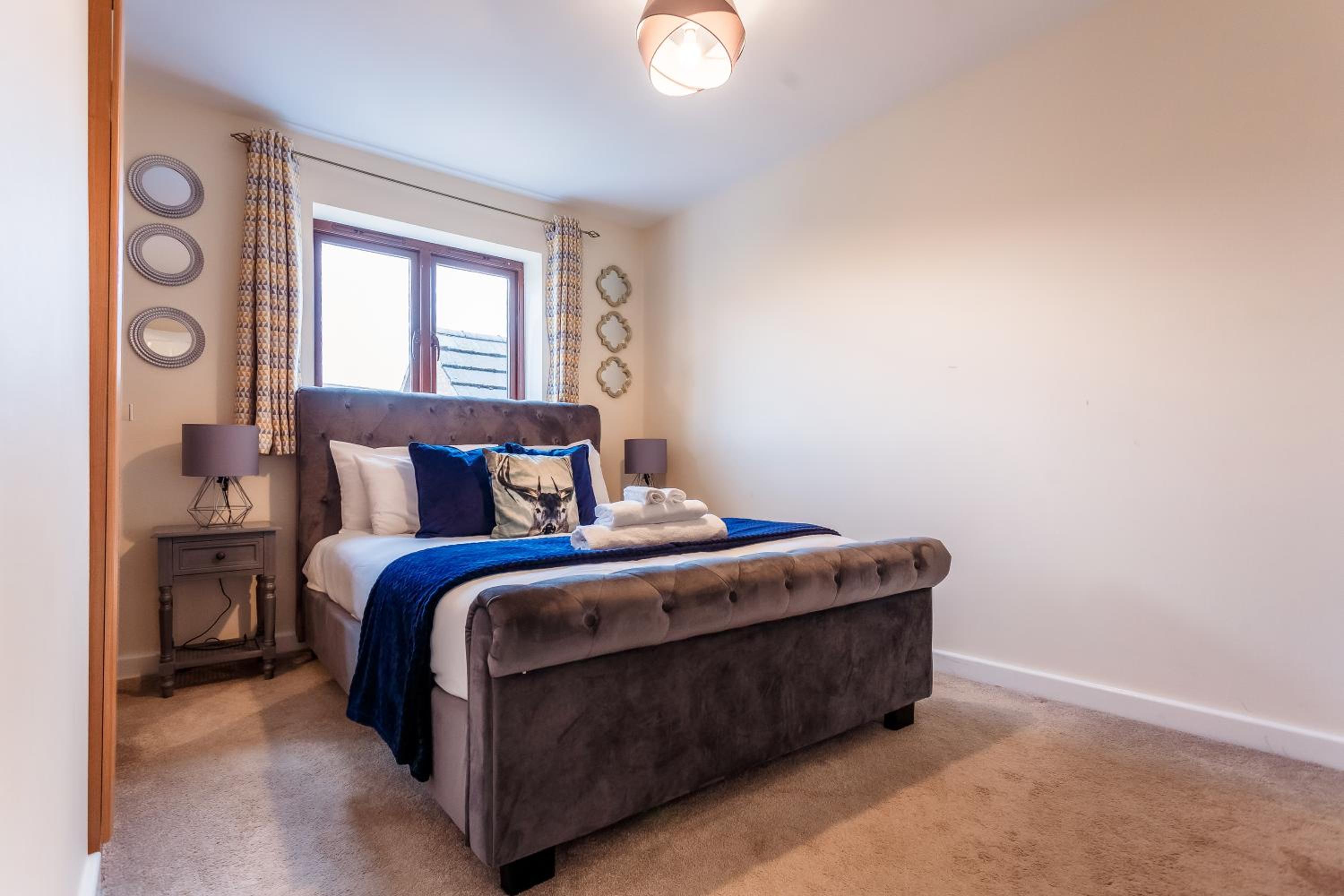 Five-Bedroom House - Photo 2
