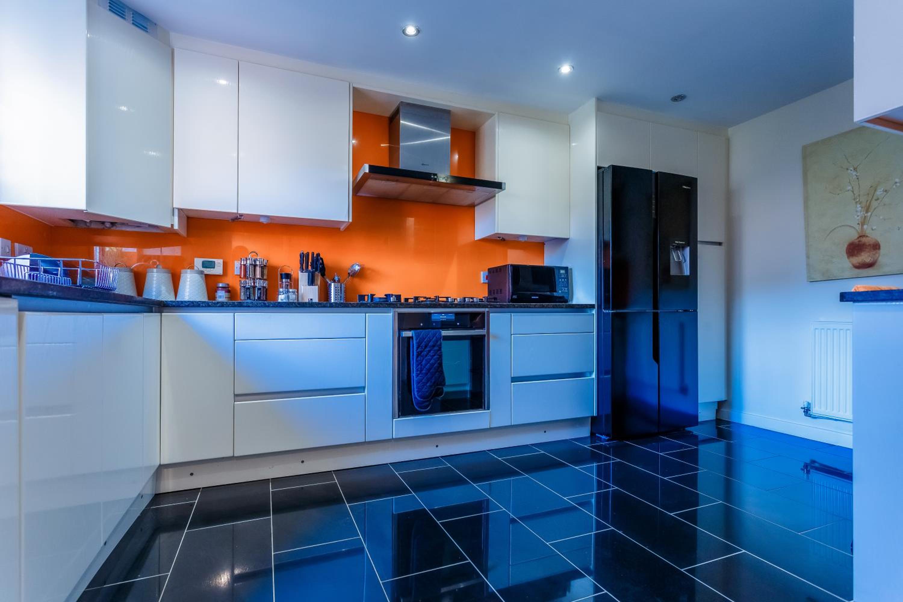 Five-Bedroom House - Photo 1