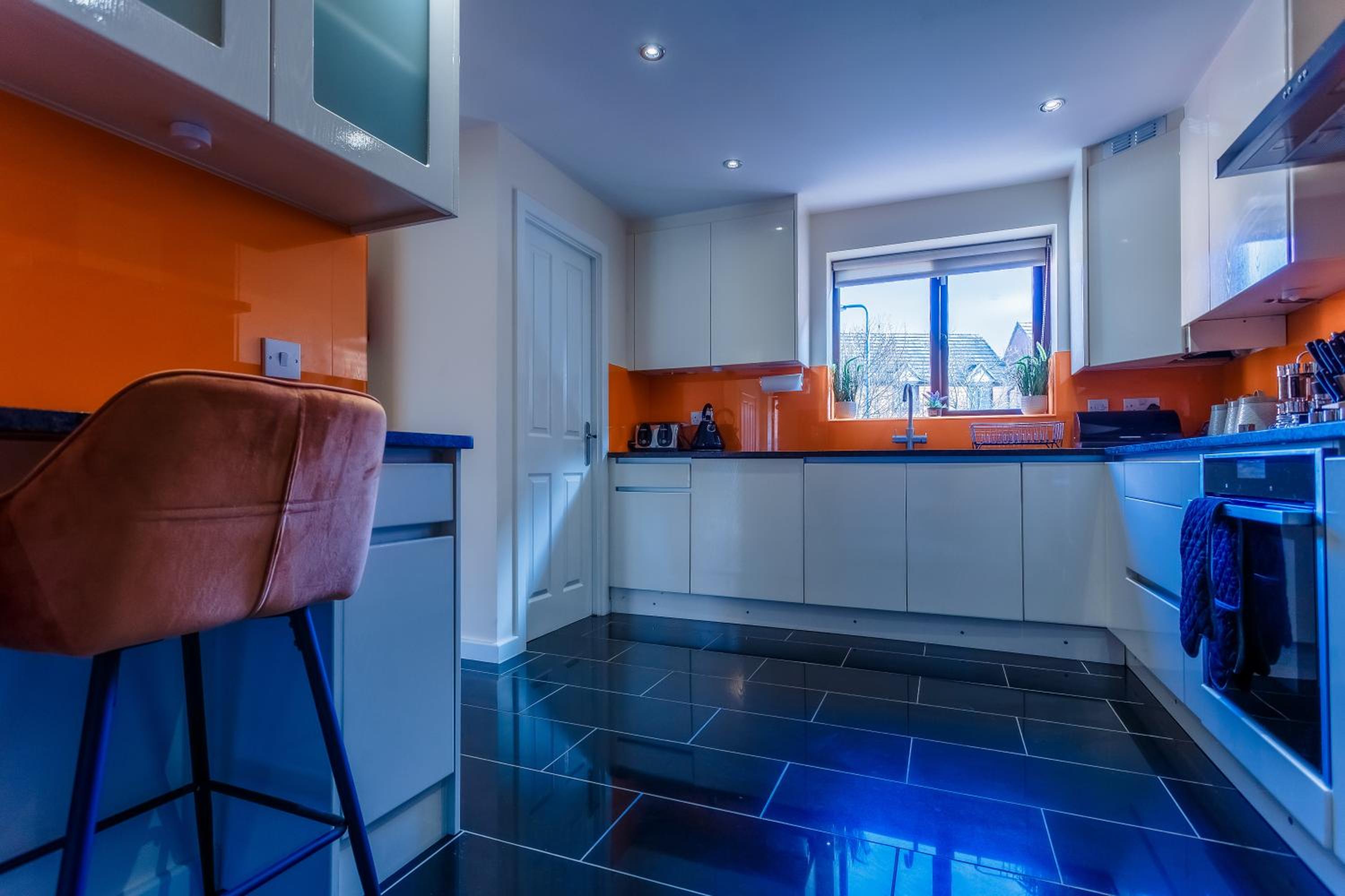 Five-Bedroom House - Photo 10