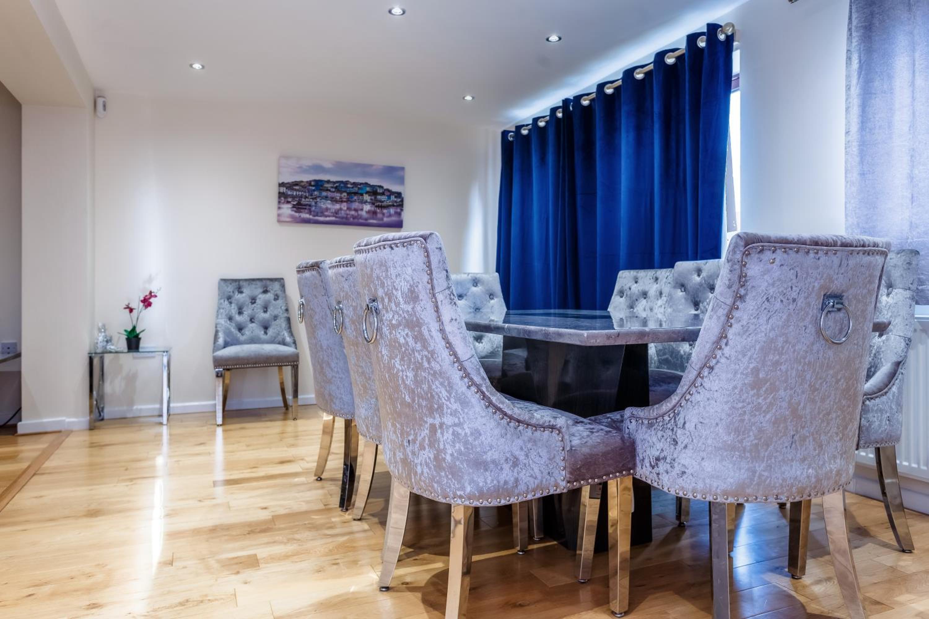 Five-Bedroom House - Photo 16