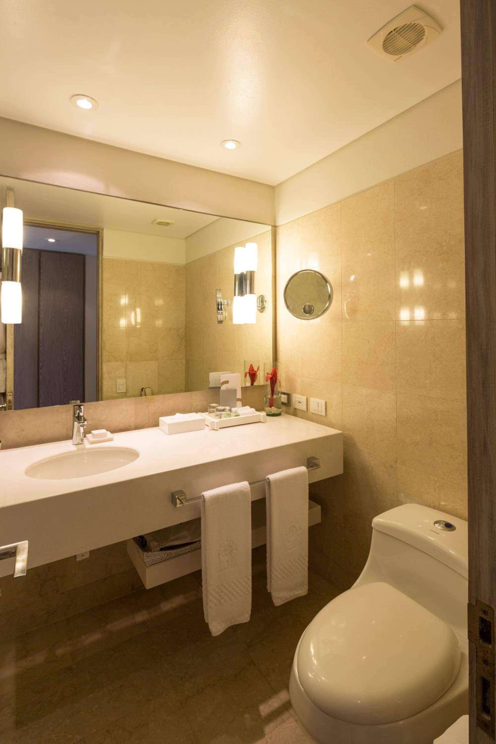 Deluxe King Room with balcony and Ocean view - High floor - Photo 4