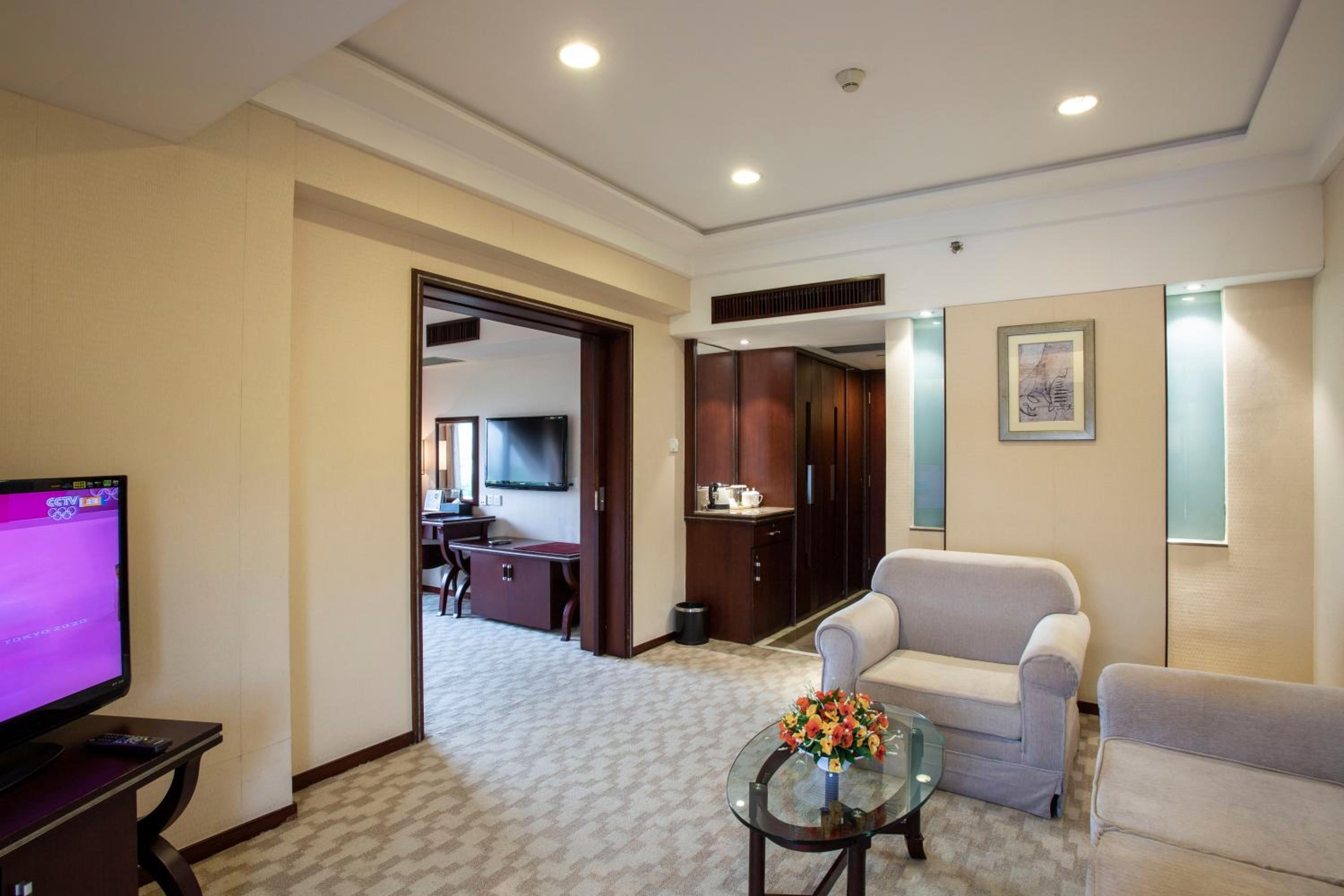 Deluxe Grand King Bed Room - Photo 4