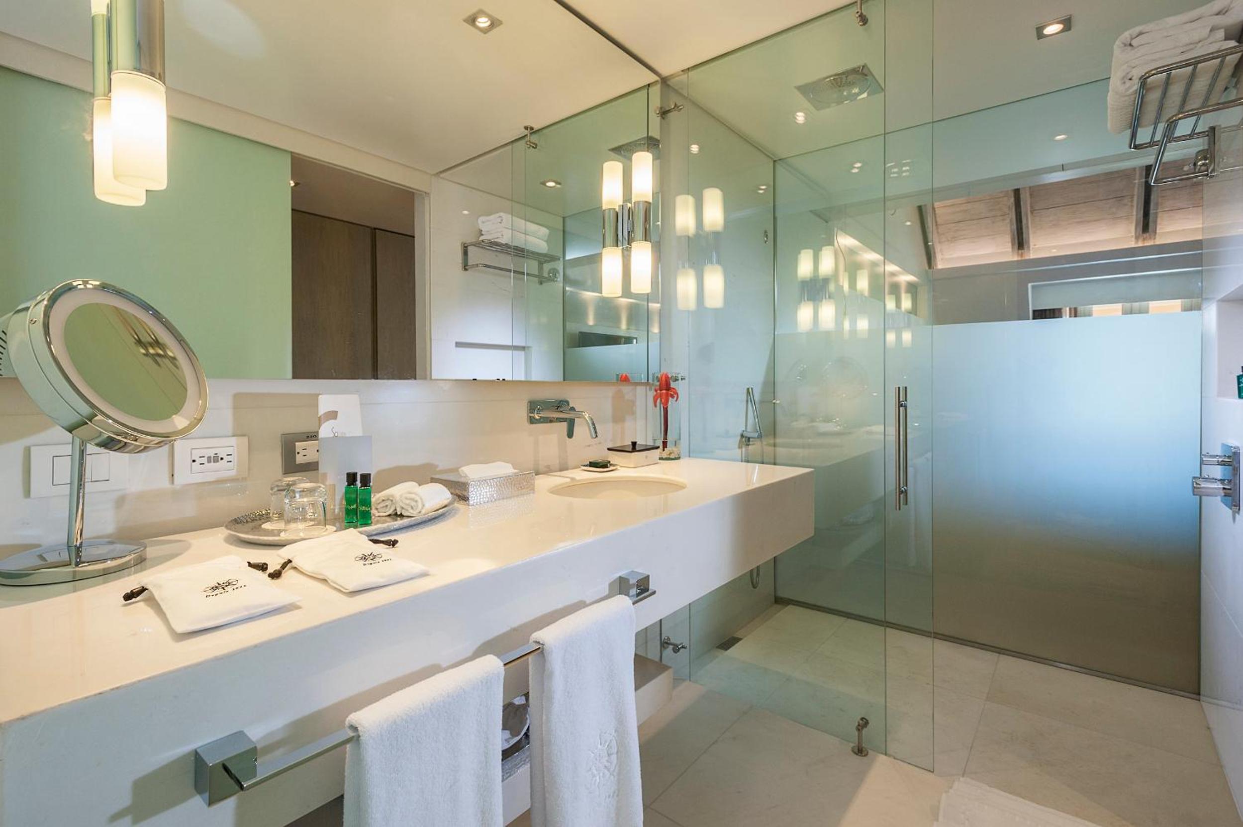 Deluxe King Room with balcony and Ocean view - High floor - Photo 2
