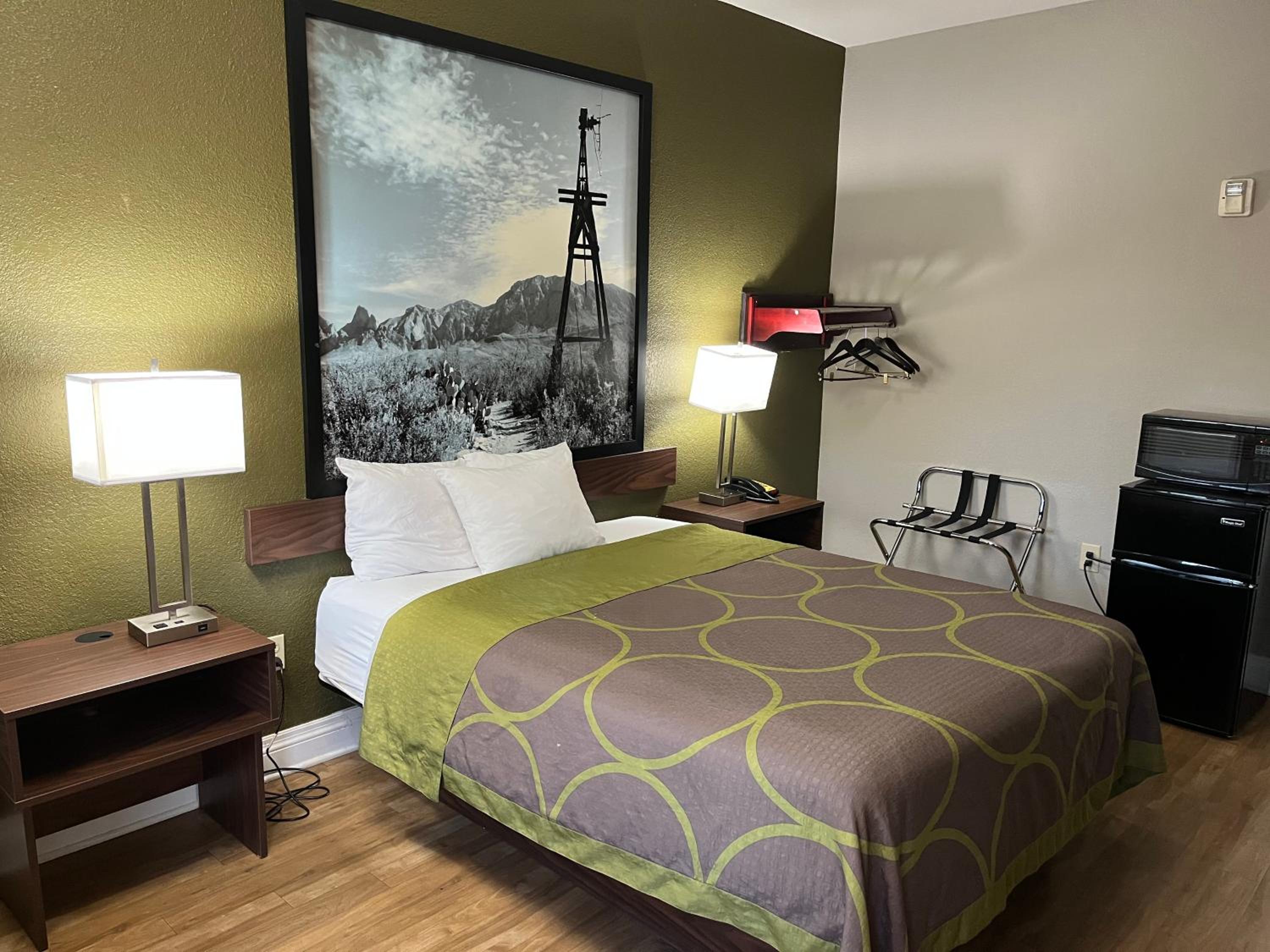 Queen Room with Bath Tub and Grab Bars - Mobility/Hearing Accessible - Non-Smoking - Photo 4