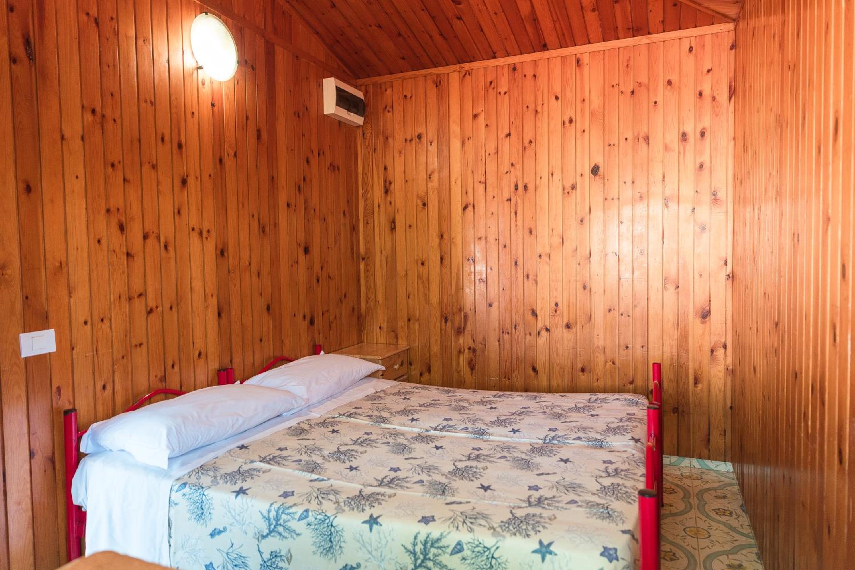One-Bedroom Bungalow with Kitchenette (6 Adults) photo 3