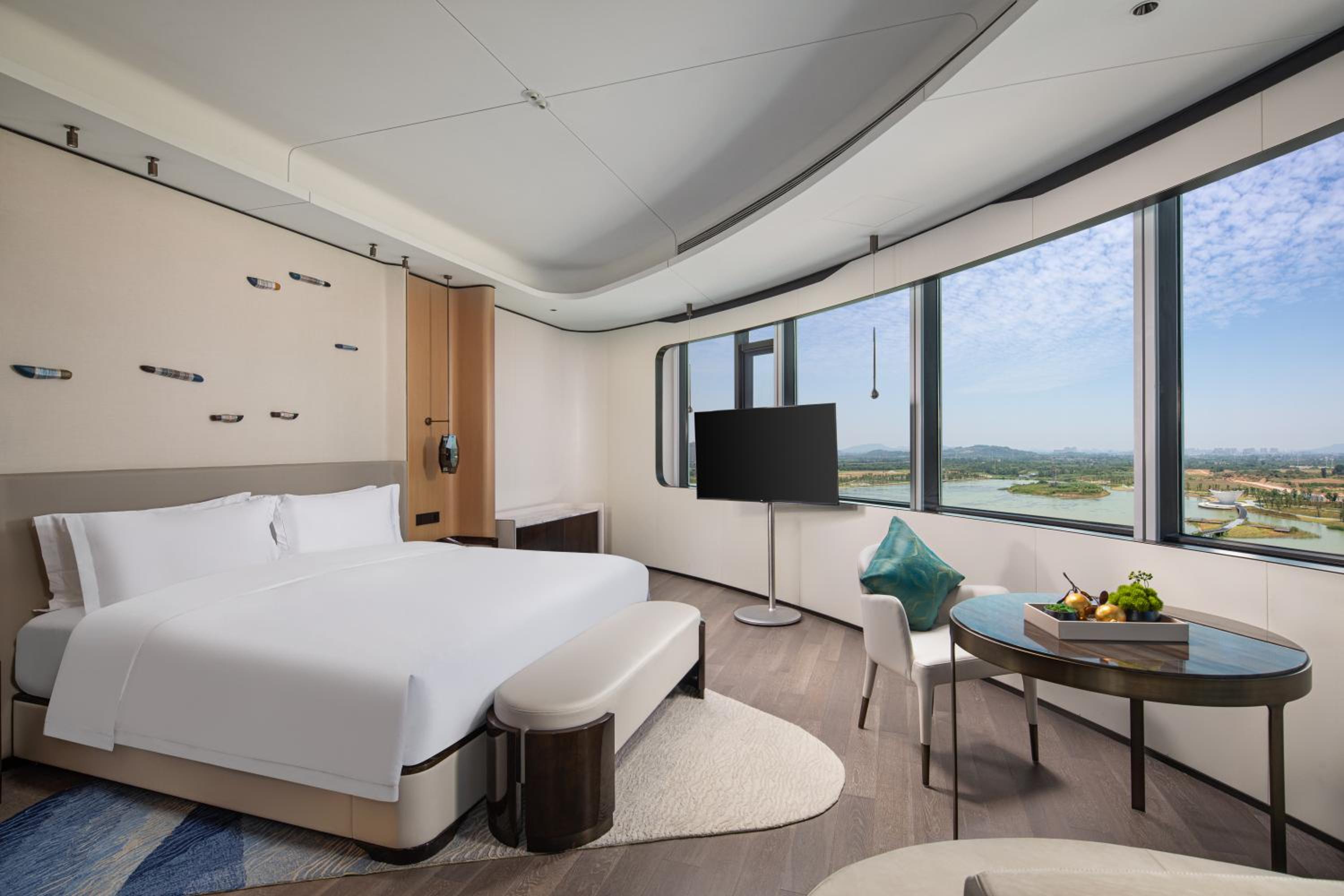Deluxe Lake View Suite - Photo 5