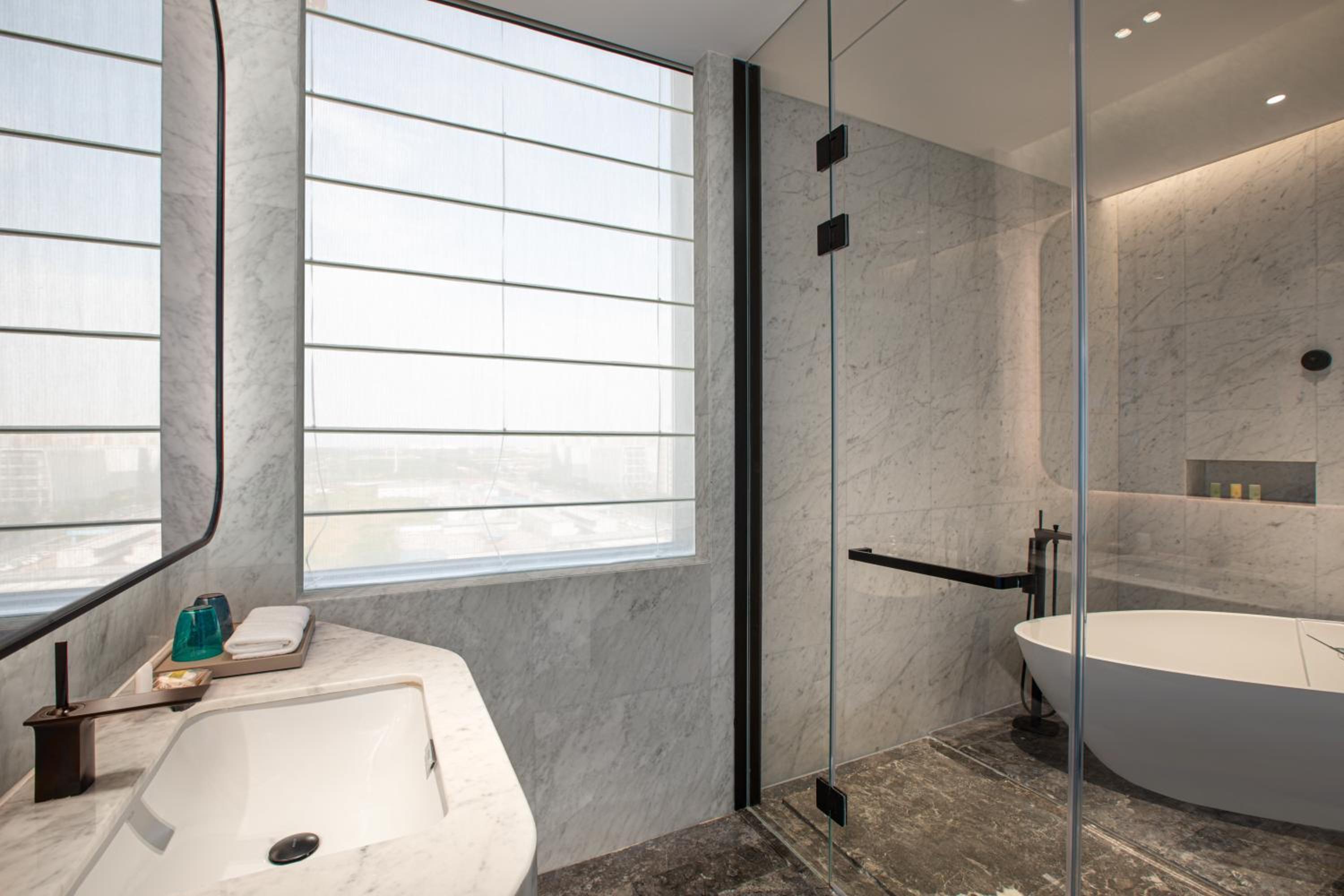 Deluxe Lake View Suite - Photo 3