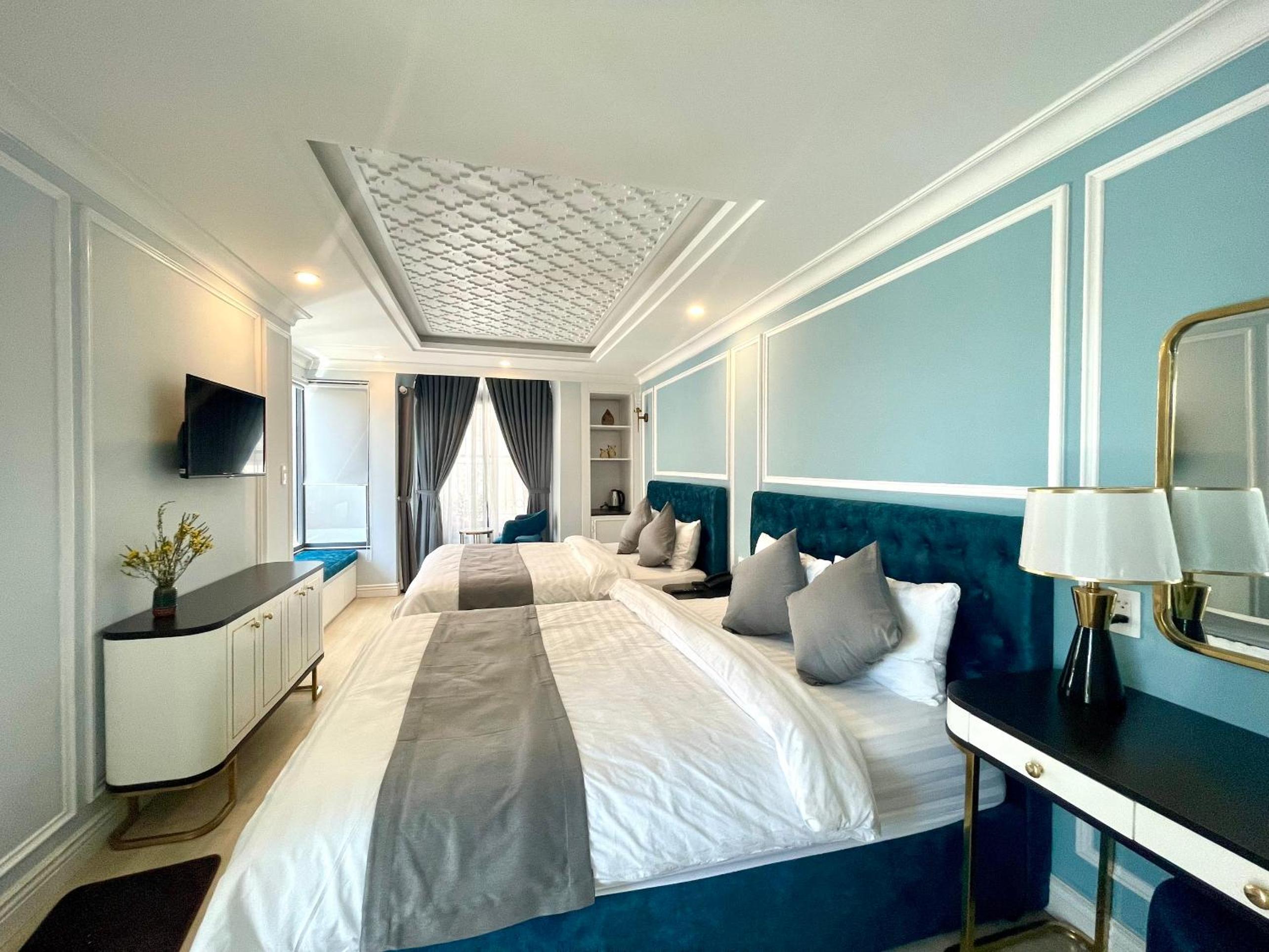 Quadruple Room with Balcony - Photo 3