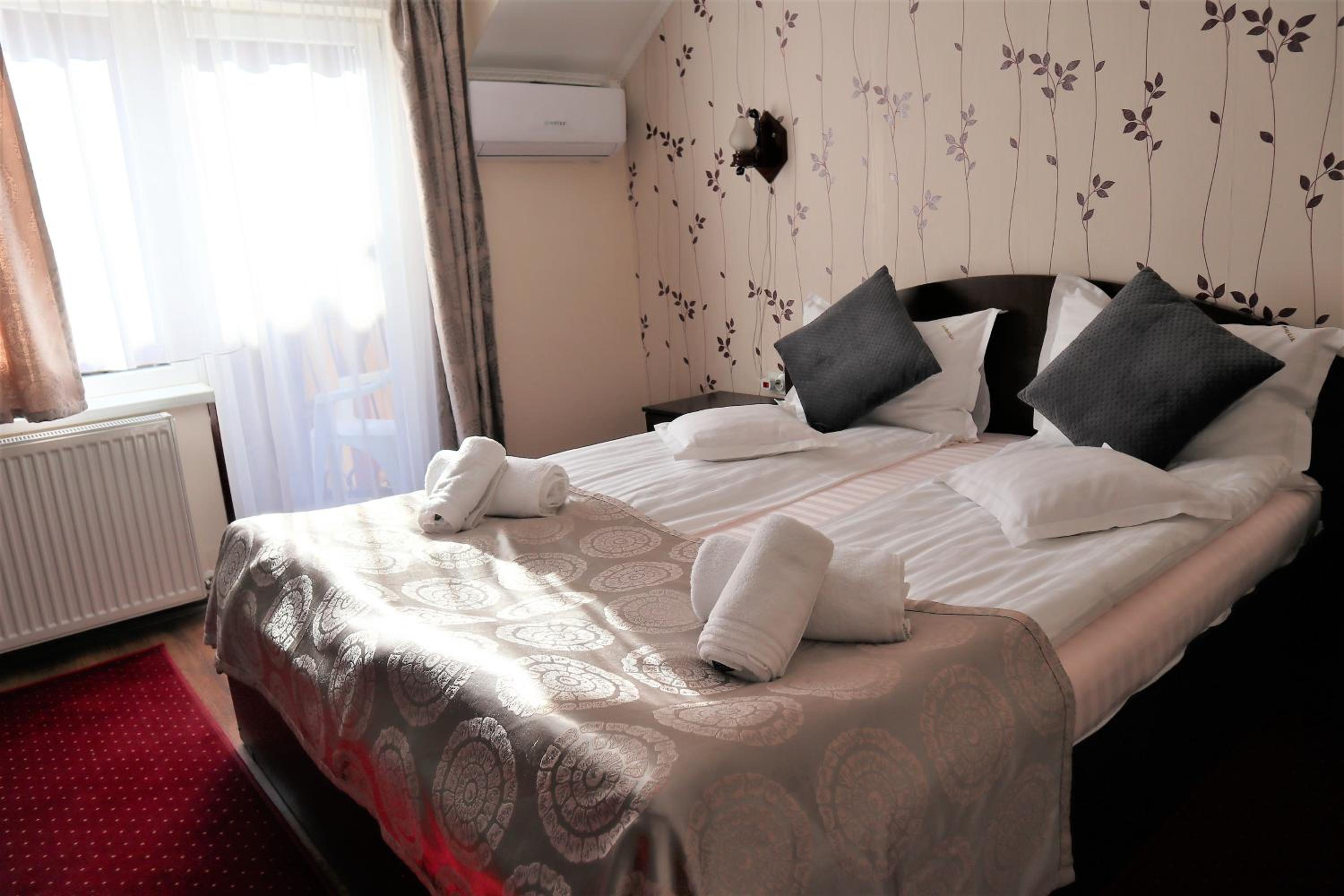 Double or Twin Room - Photo 9