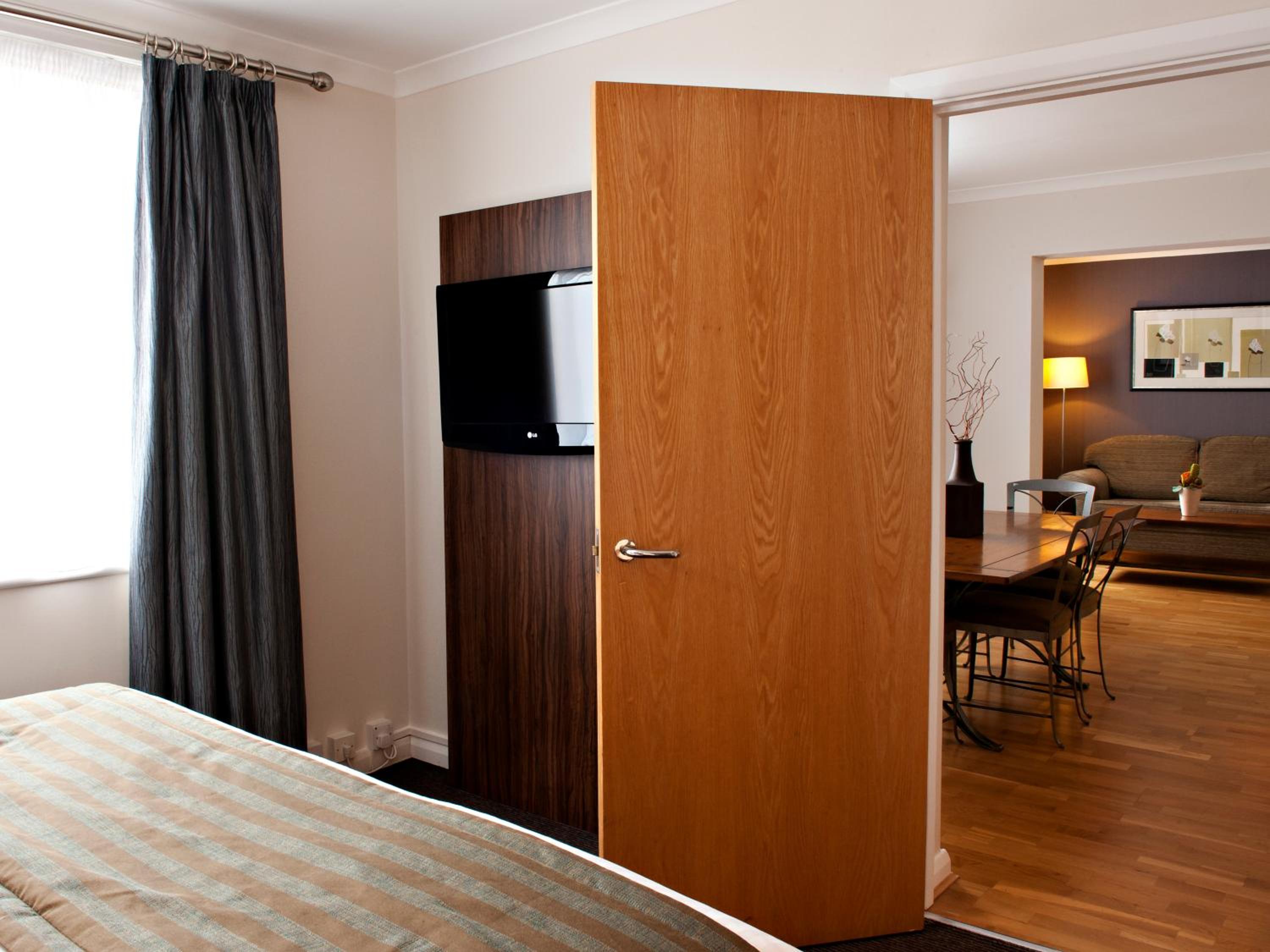 One-Bedroom King Suite with City View photo 2