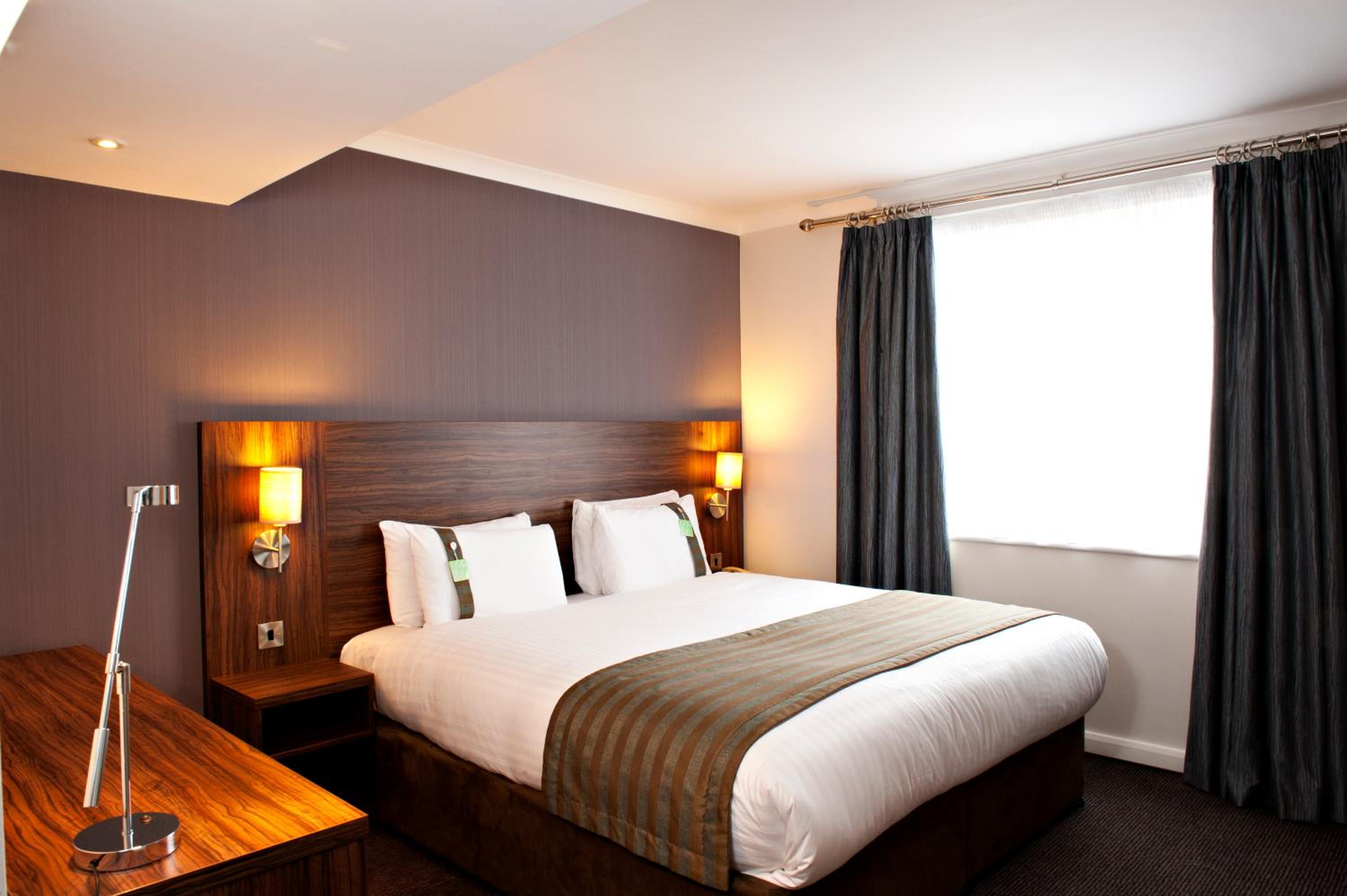 One-Bedroom King Suite with City View photo 3