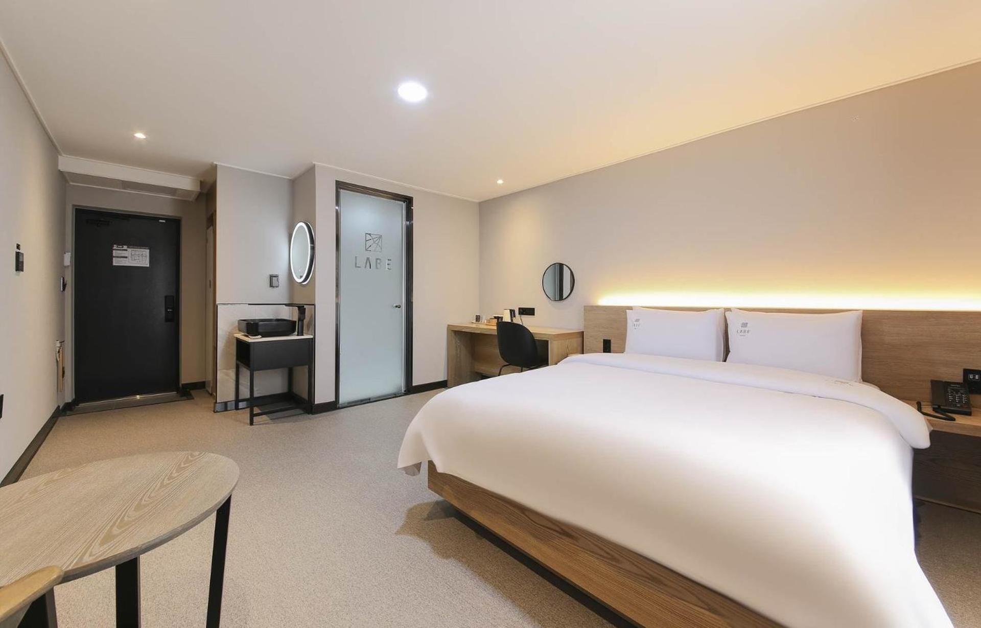 Double Room with Balcony - Photo 7