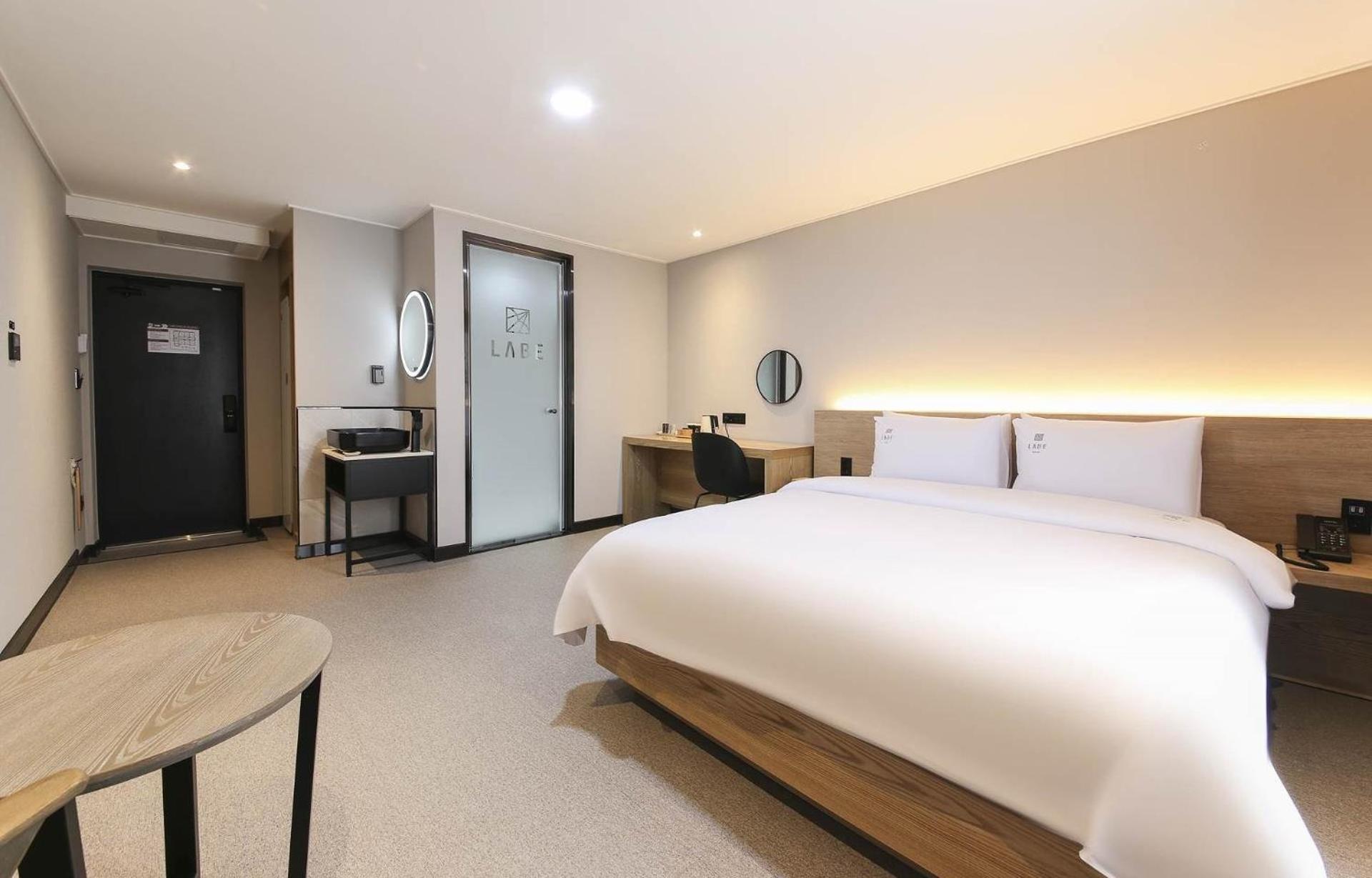 Double Room with Balcony - Photo 4
