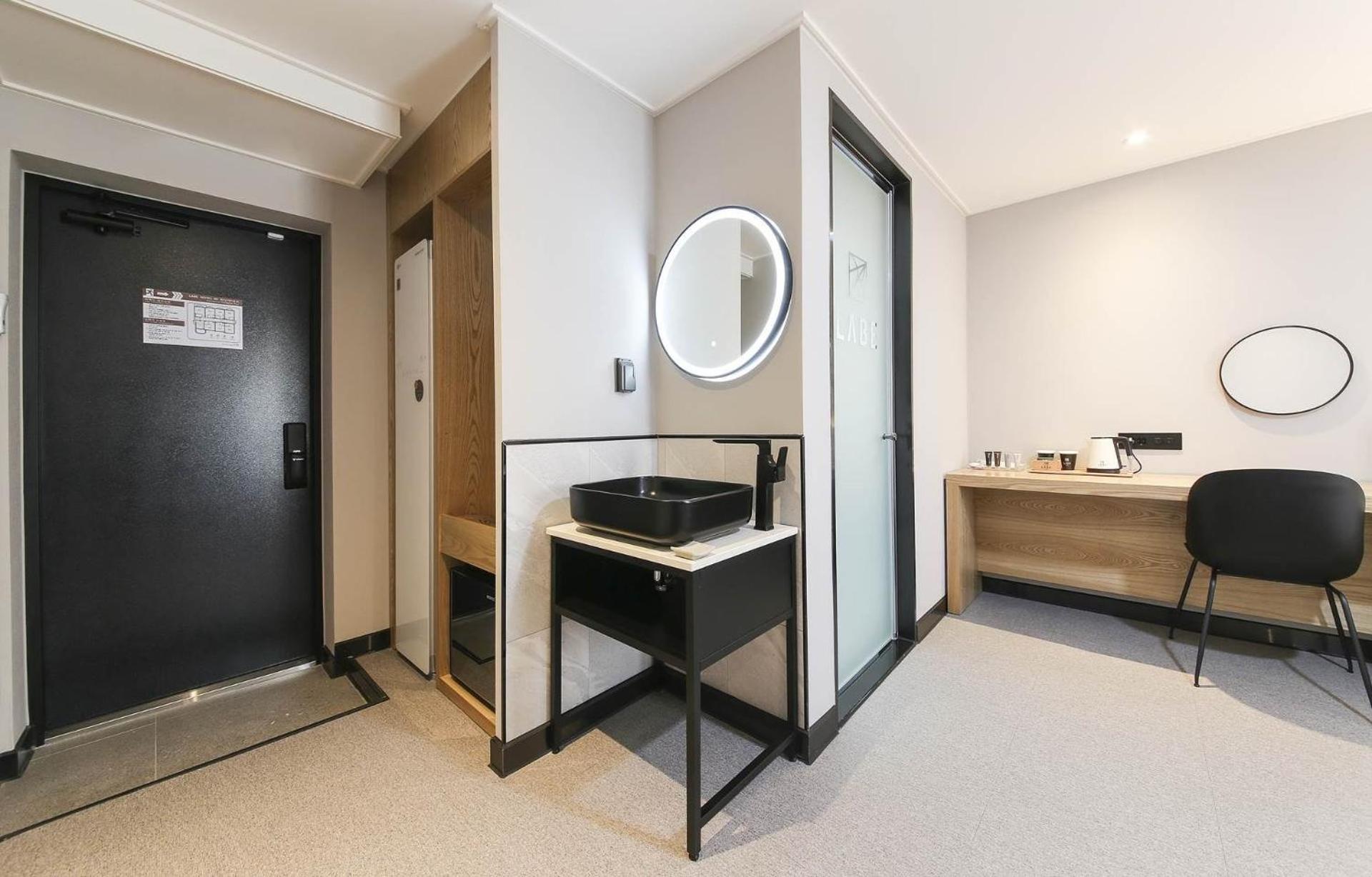 Double Room with Balcony - Photo 2