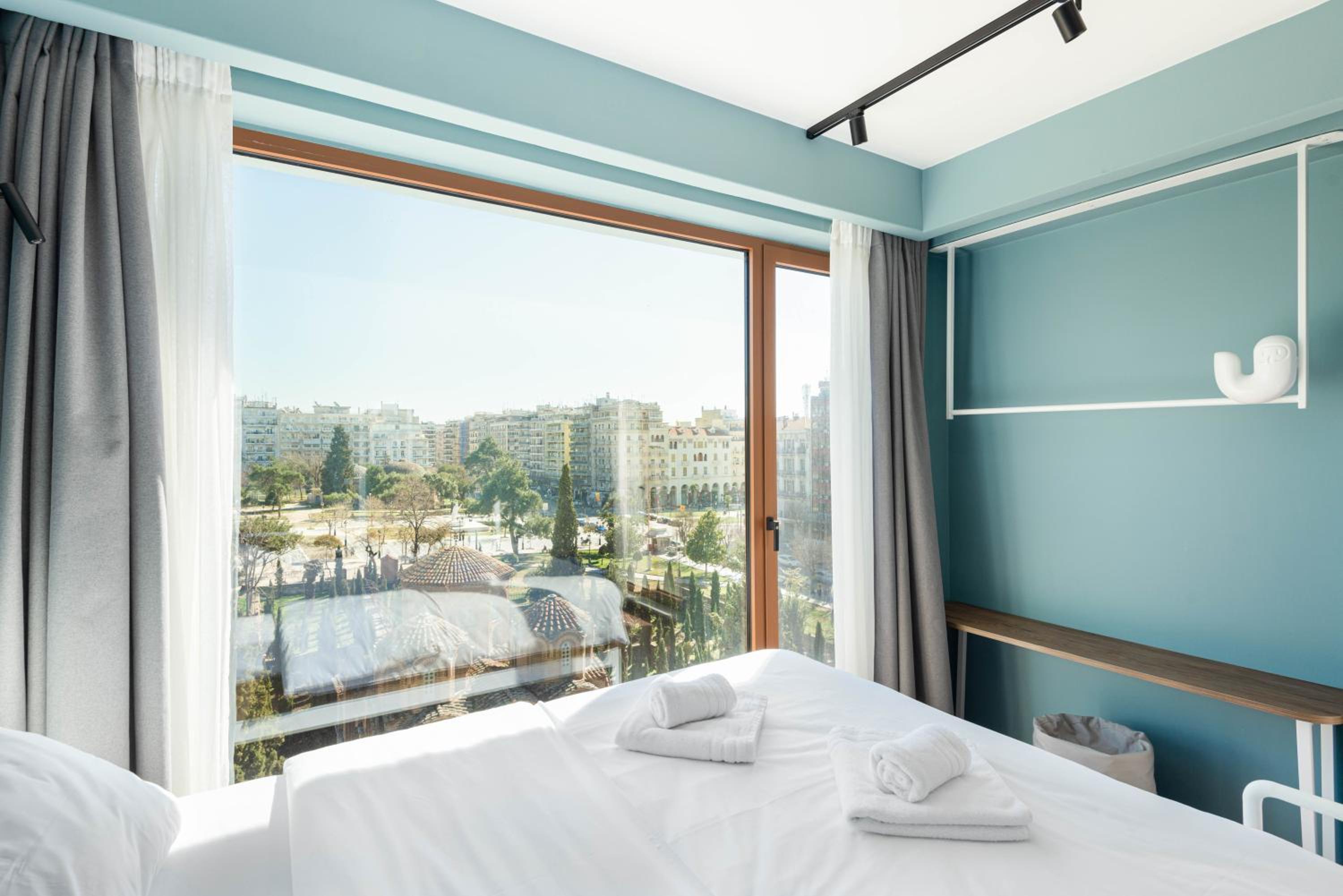 Corner Room with Panoramic View - Photo 3