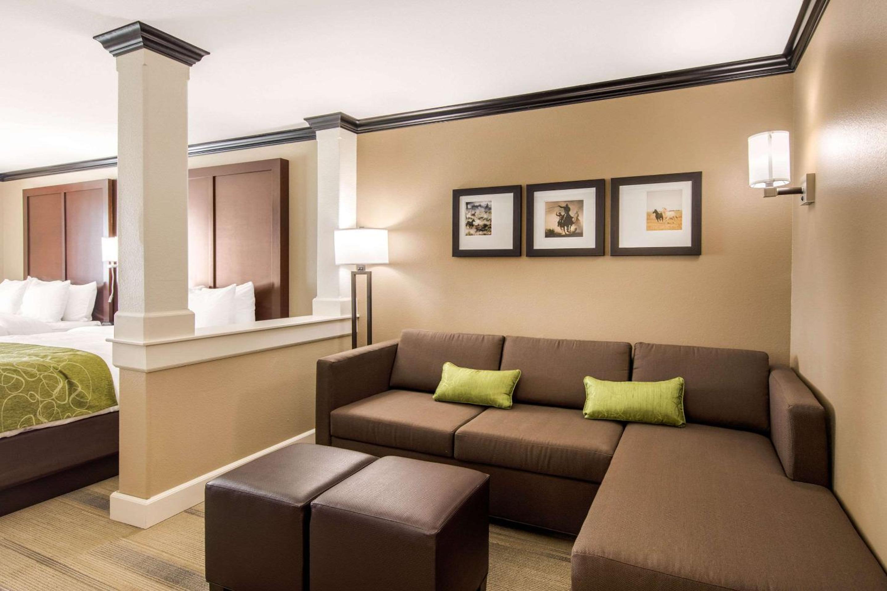 Queen Suite with Two Queen Beds and Sofa Bed - Non-Smoking photo 1
