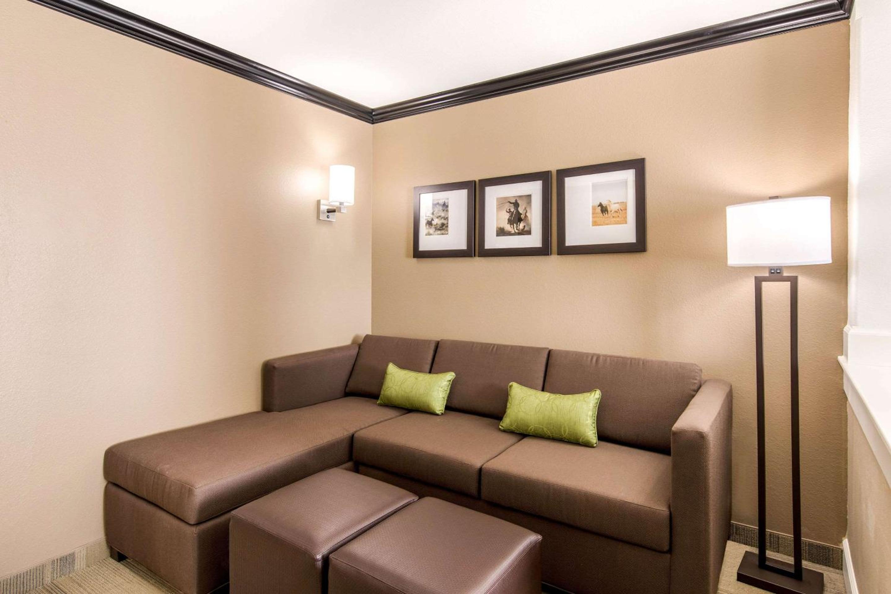 King Suite with Sofabed - Non-Smoking photo 2