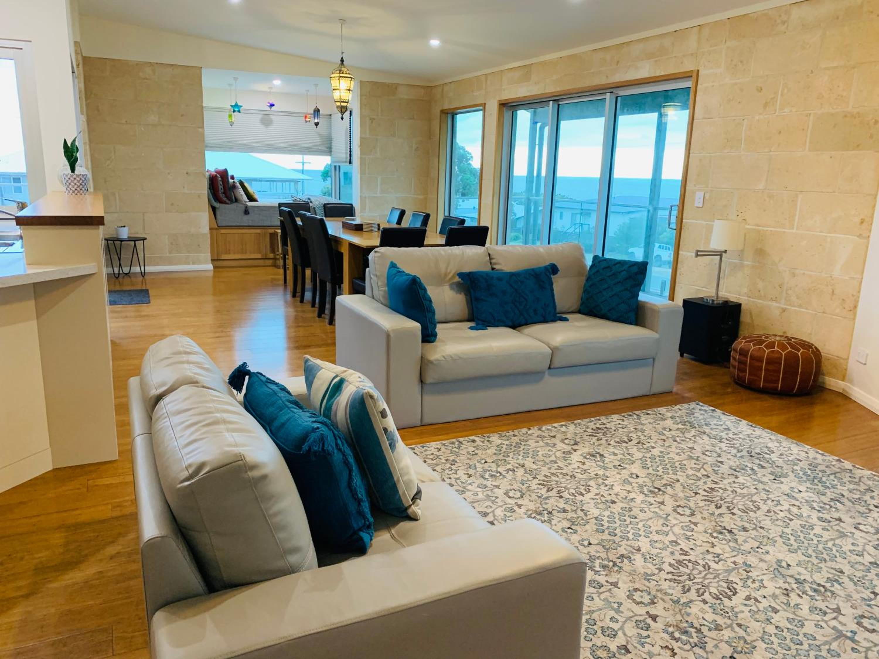 Five-Bedroom House photo 2