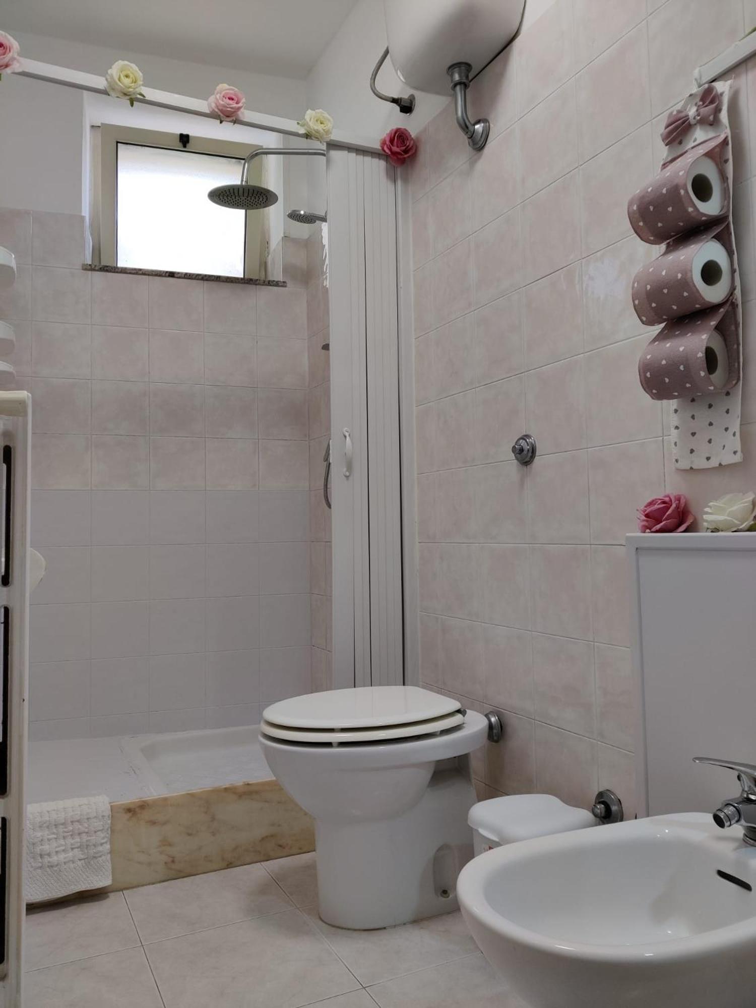 Quadruple Room with Private Bathroom - Photo 12