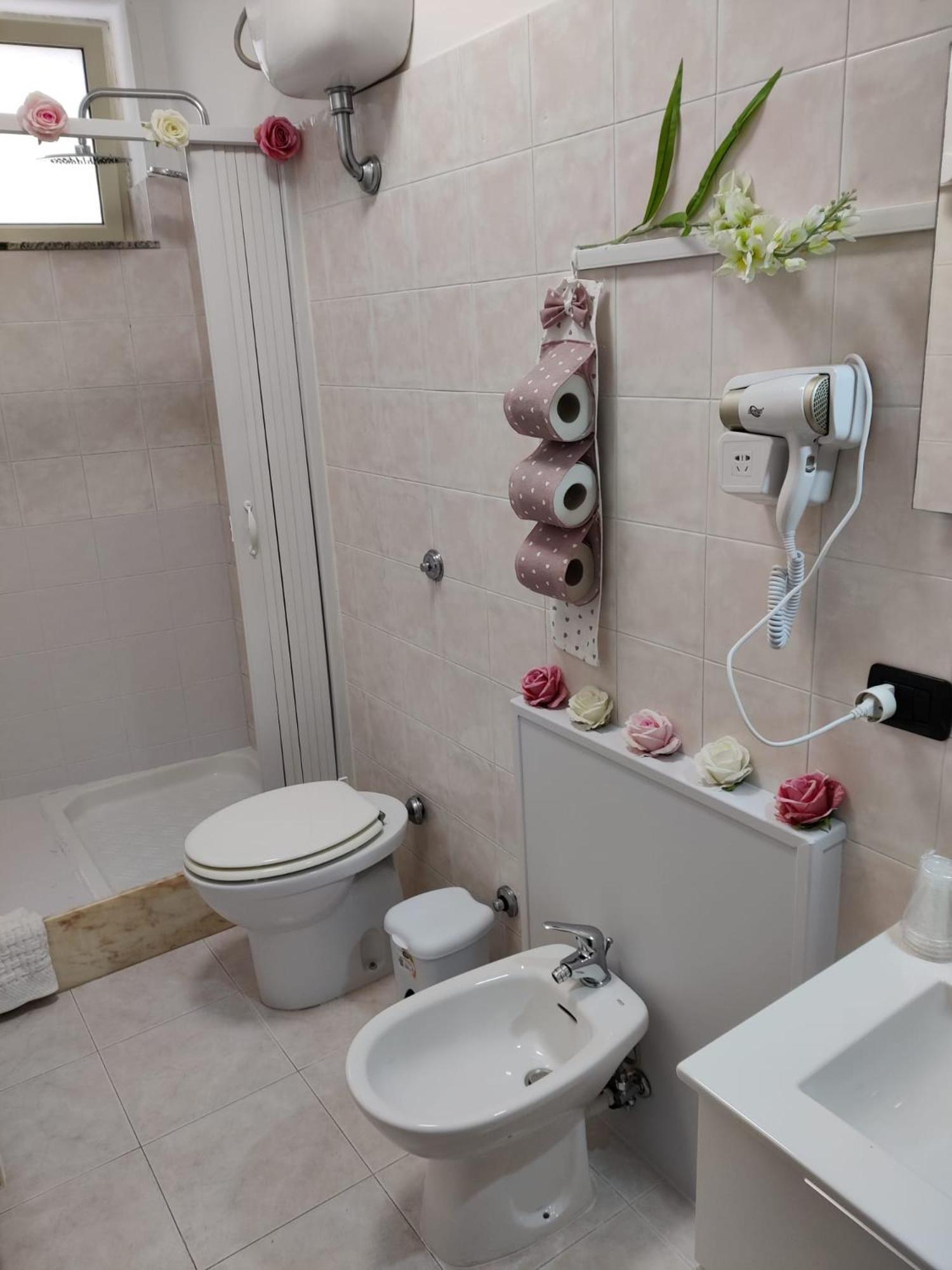 Quadruple Room with Private Bathroom - Photo 16