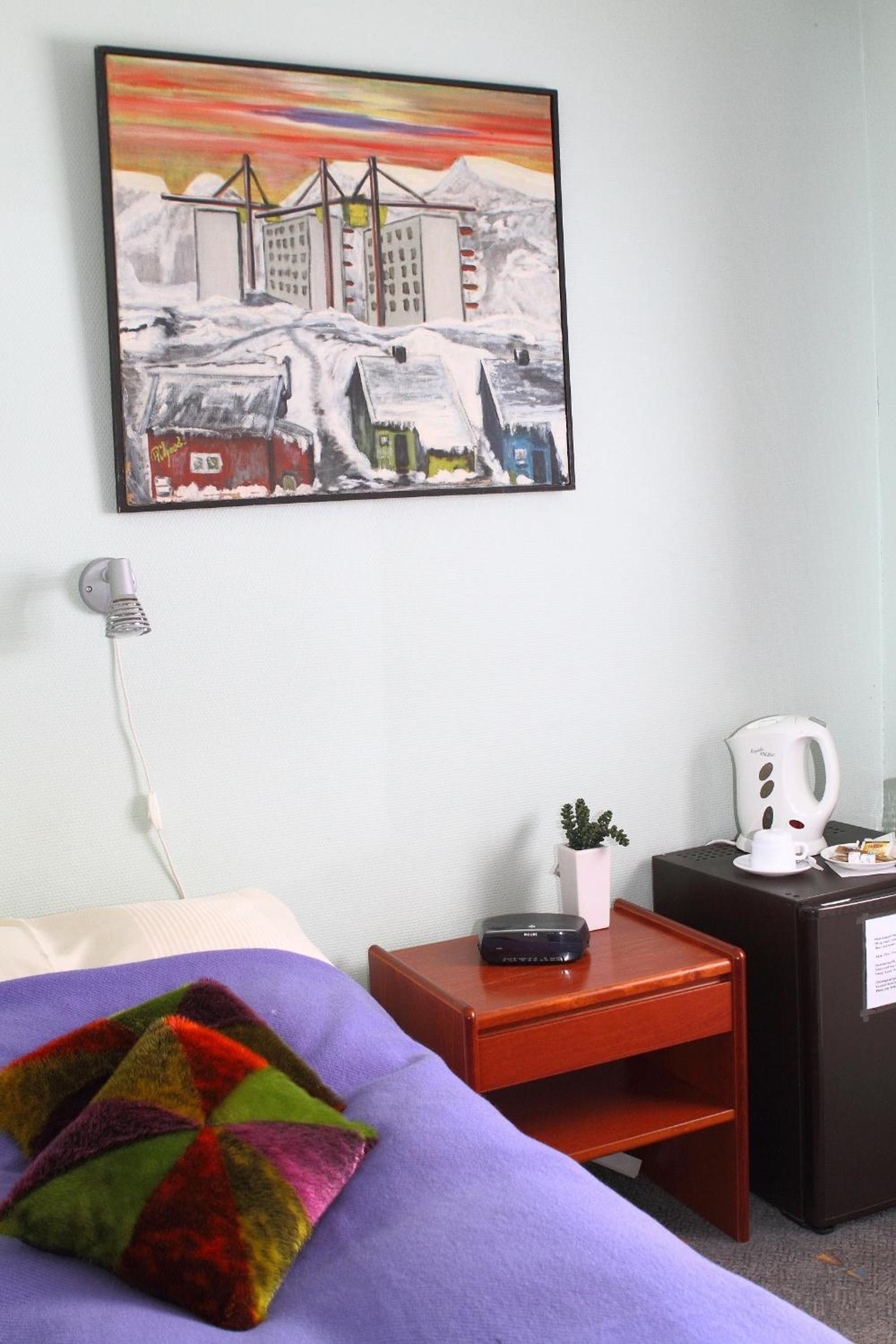 Single Room with Private Bathroom photo 2