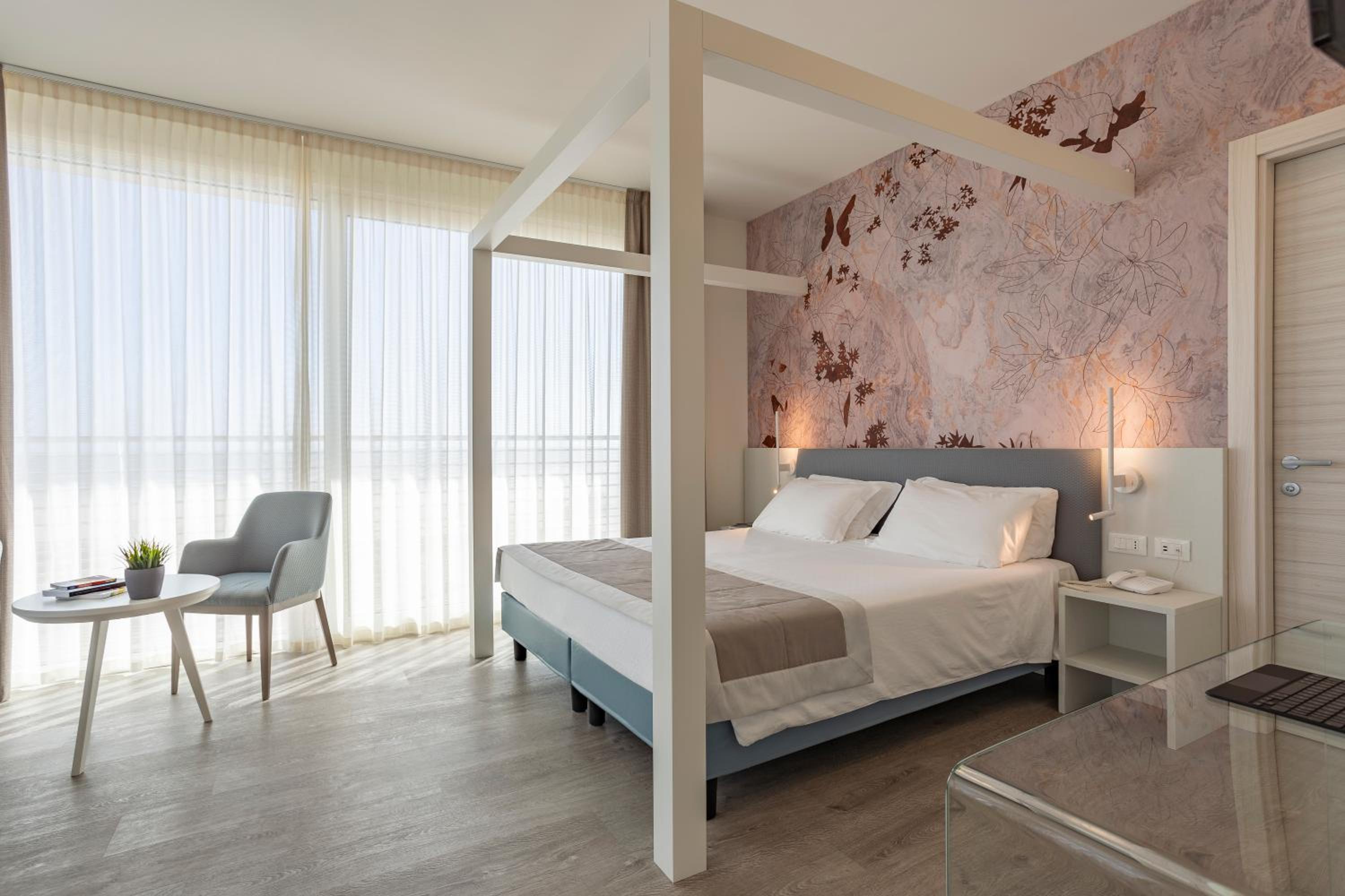 Suite with Spa Bath and Front Sea View photo 3