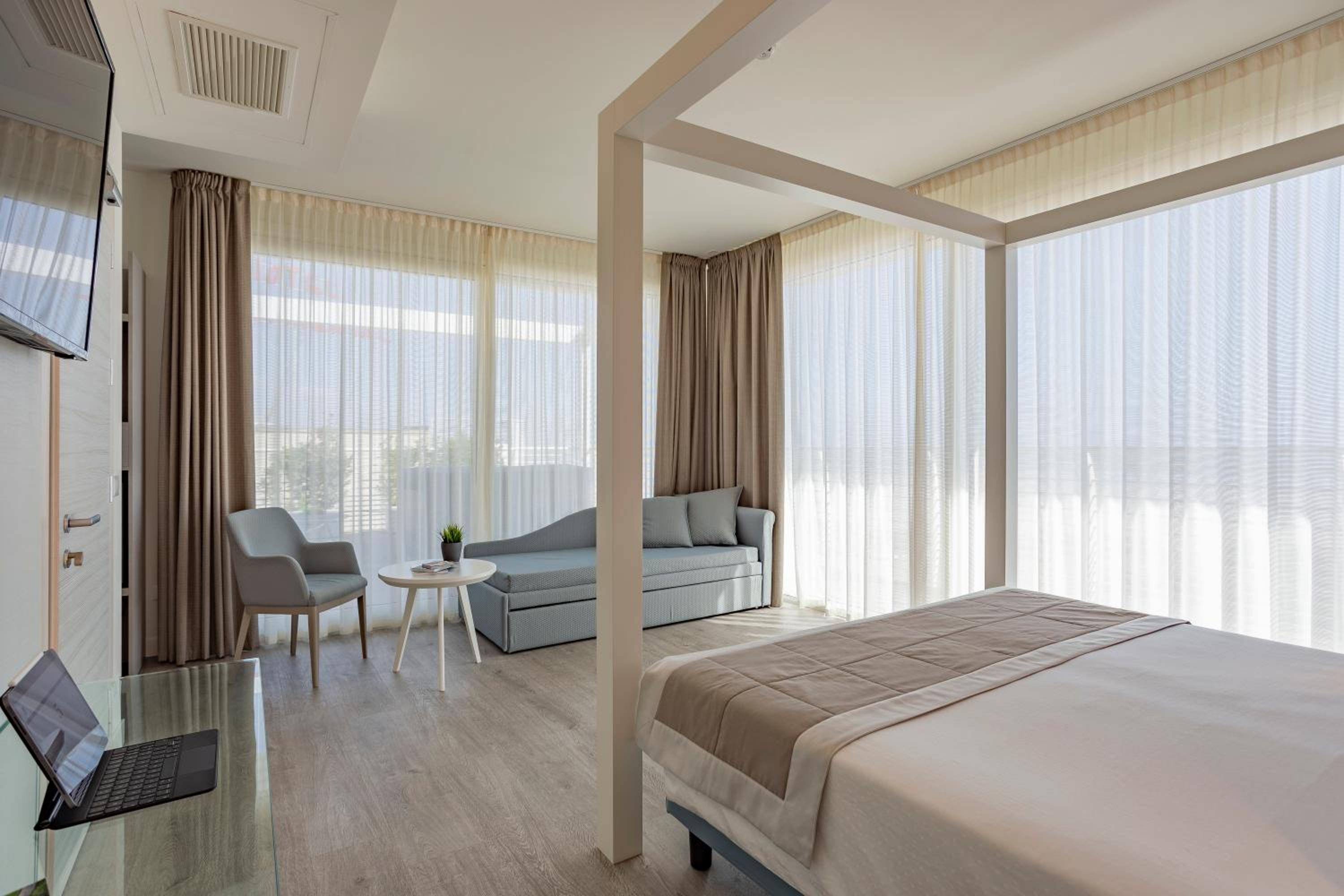 Suite with Spa Bath and Front Sea View photo 2