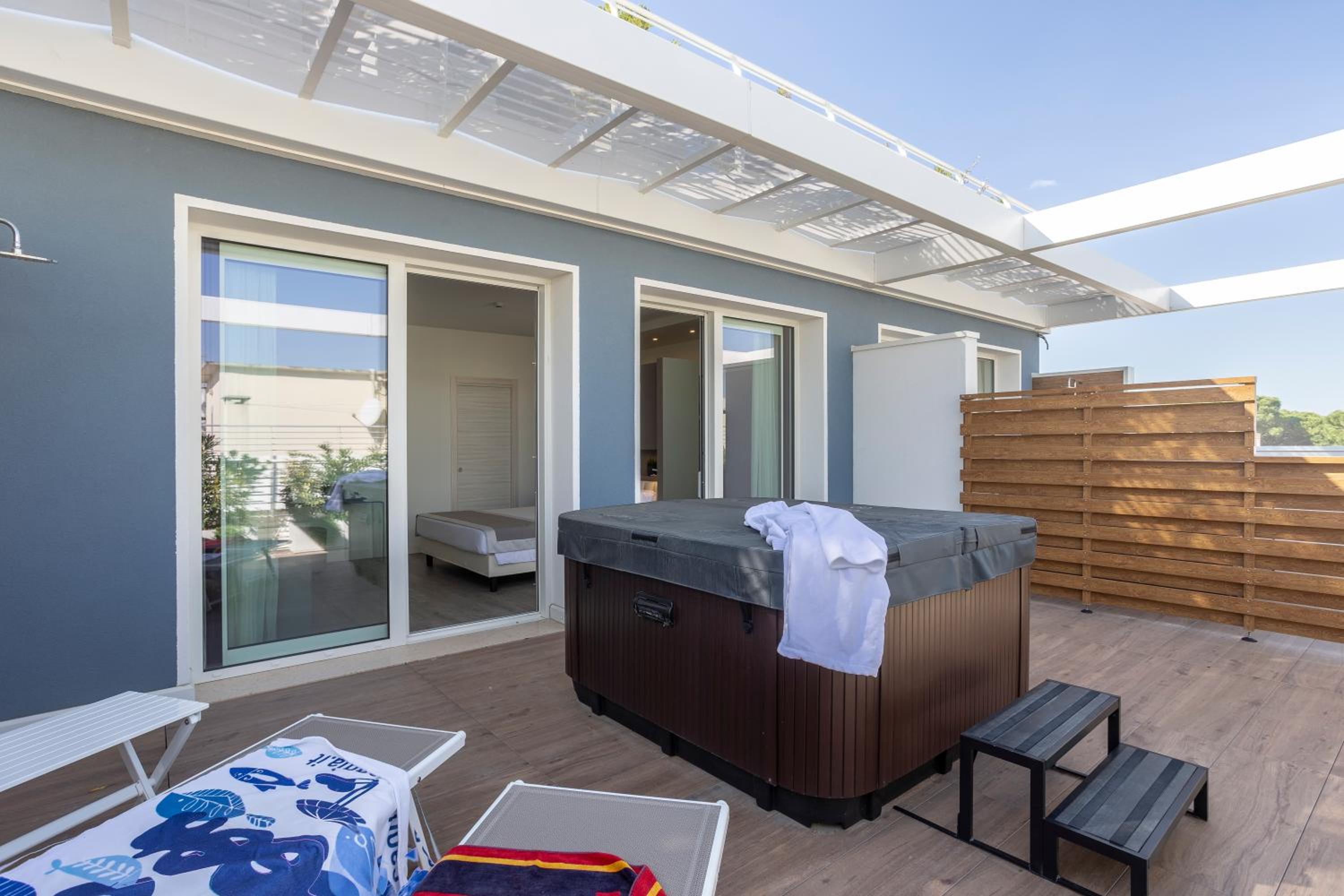 Suite with Spa Bath and Side Sea View  photo 3