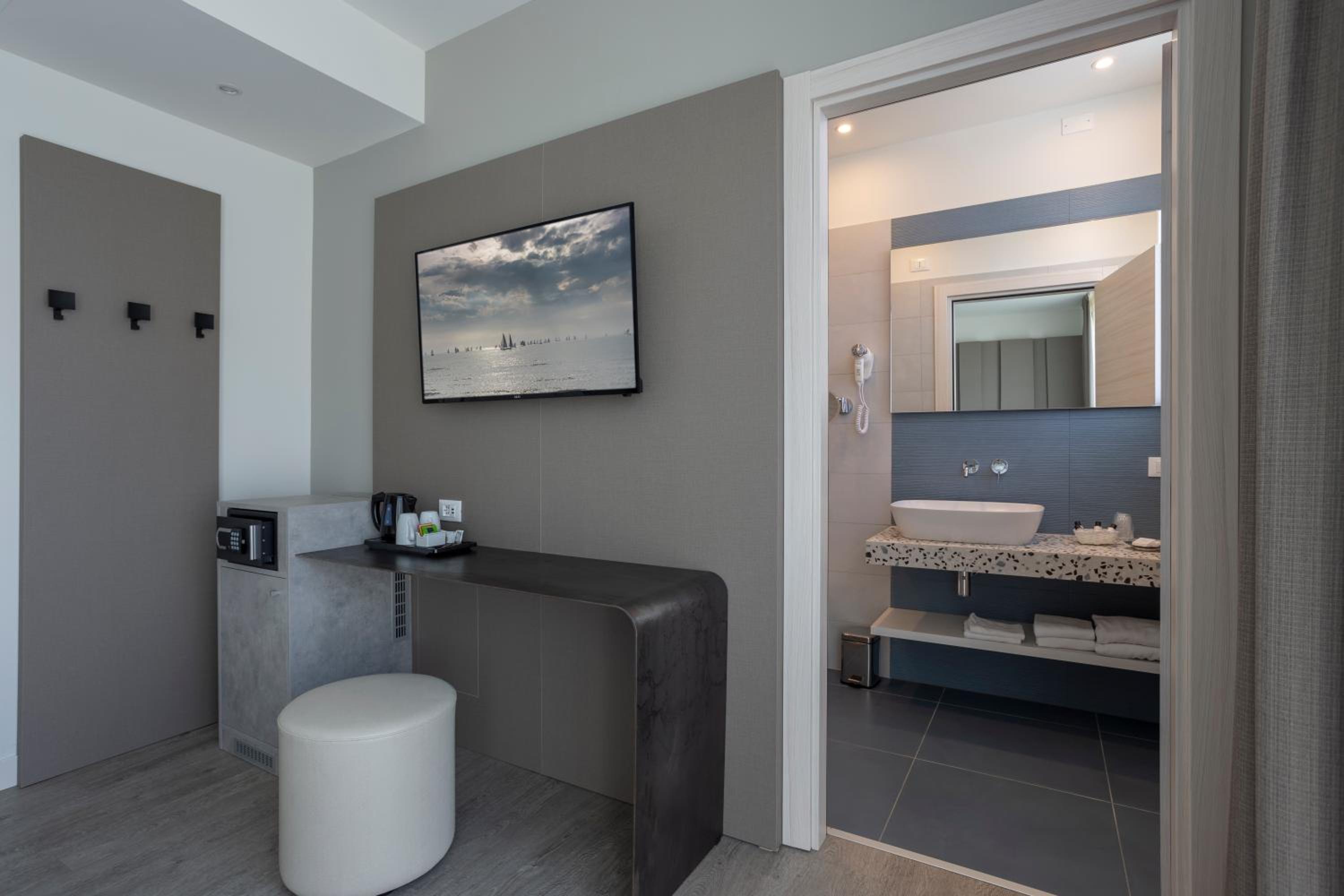 Superior Double Room with Side Sea View photo 3