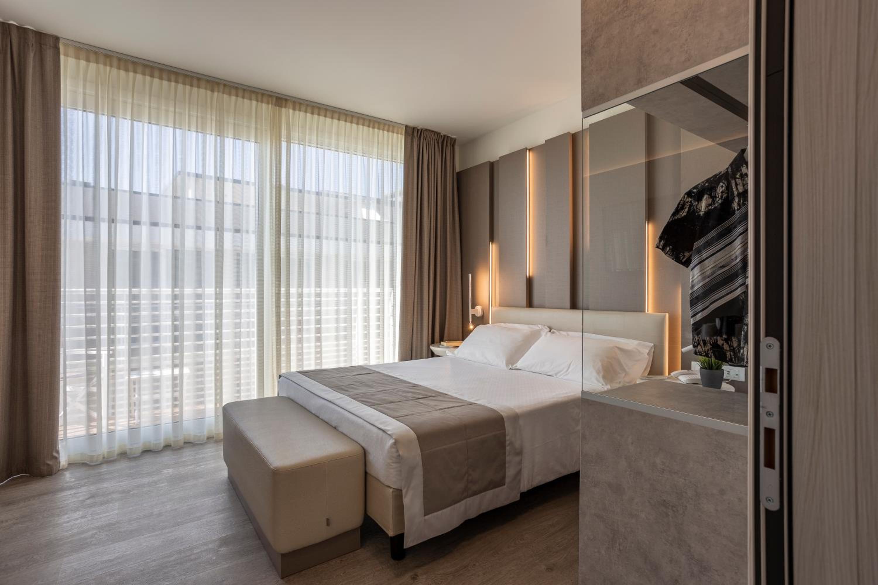 Superior Double Room with Side Sea View photo 2