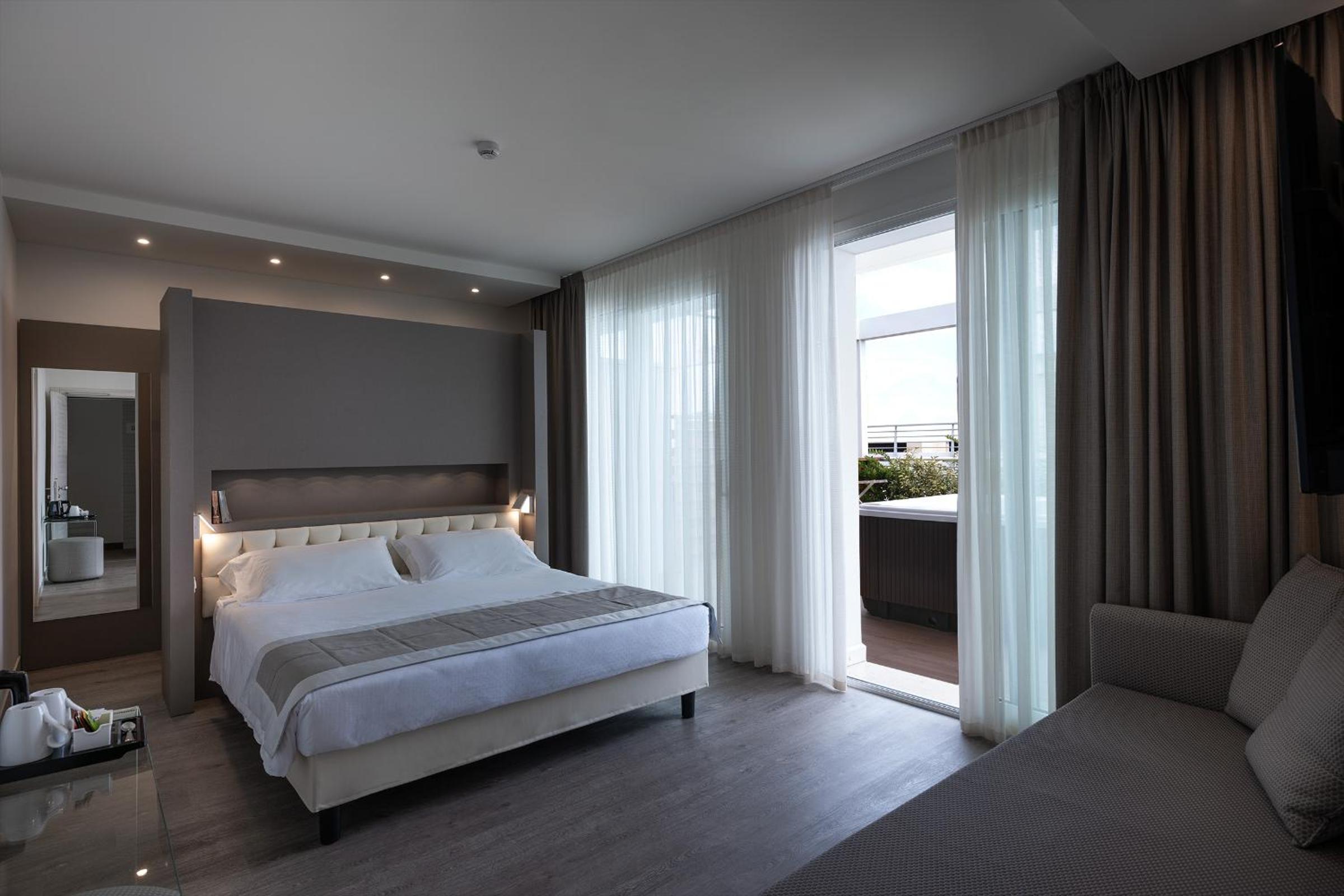 Suite with Spa Bath and Side Sea View  photo 1