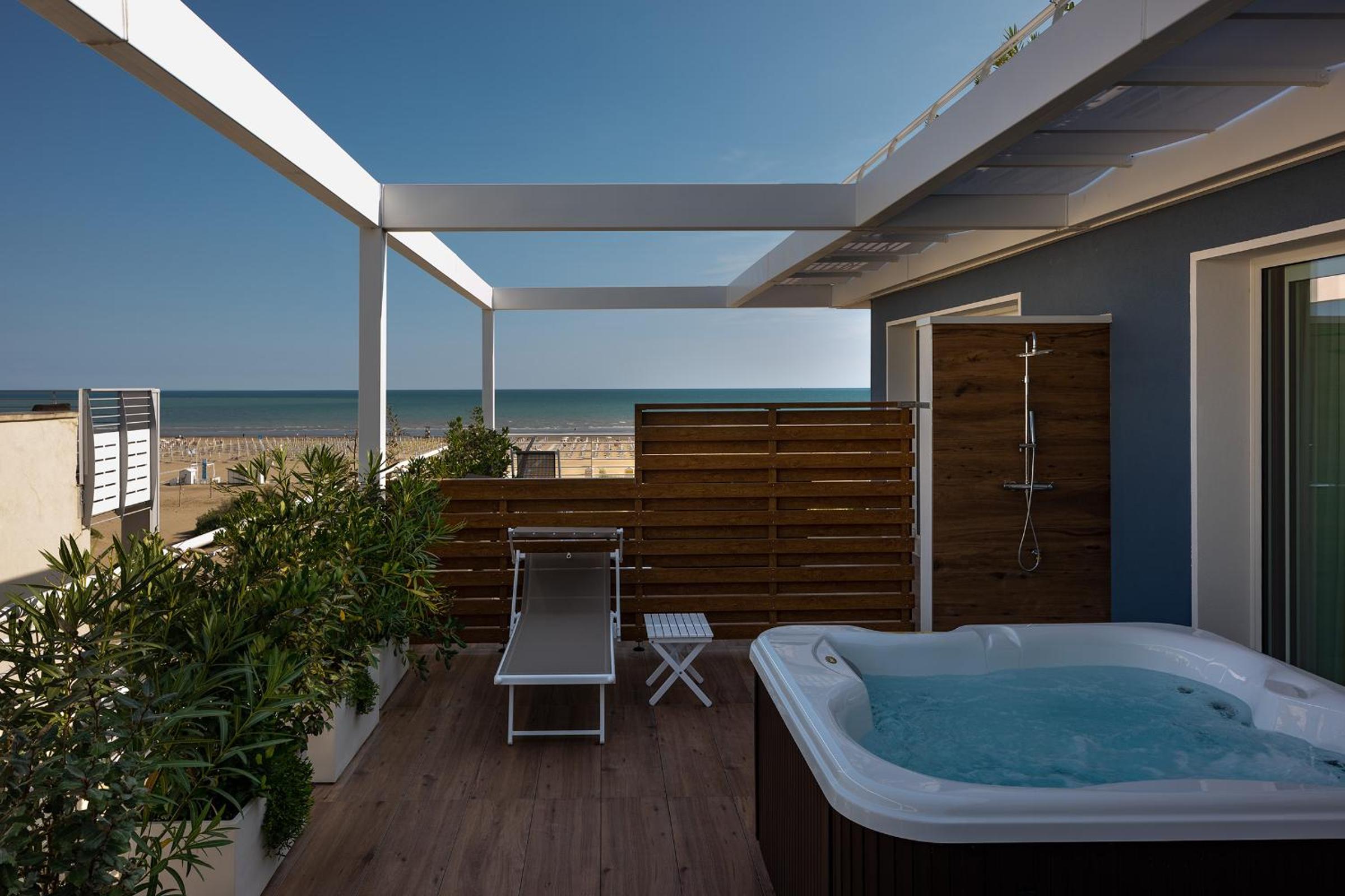 Suite with Spa Bath and Side Sea View  photo 2