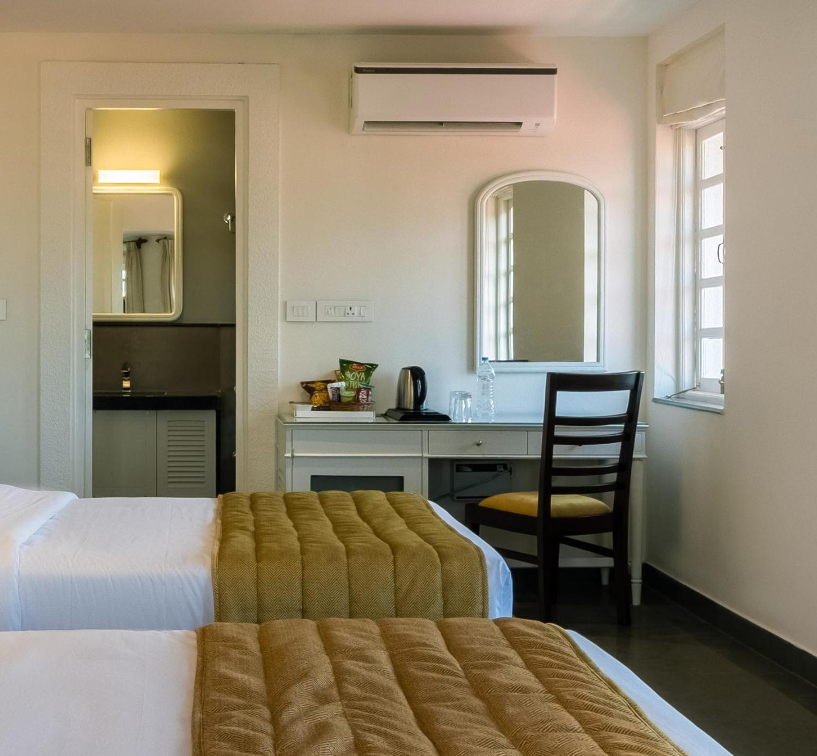 Superior Twin Room with City View photo 3