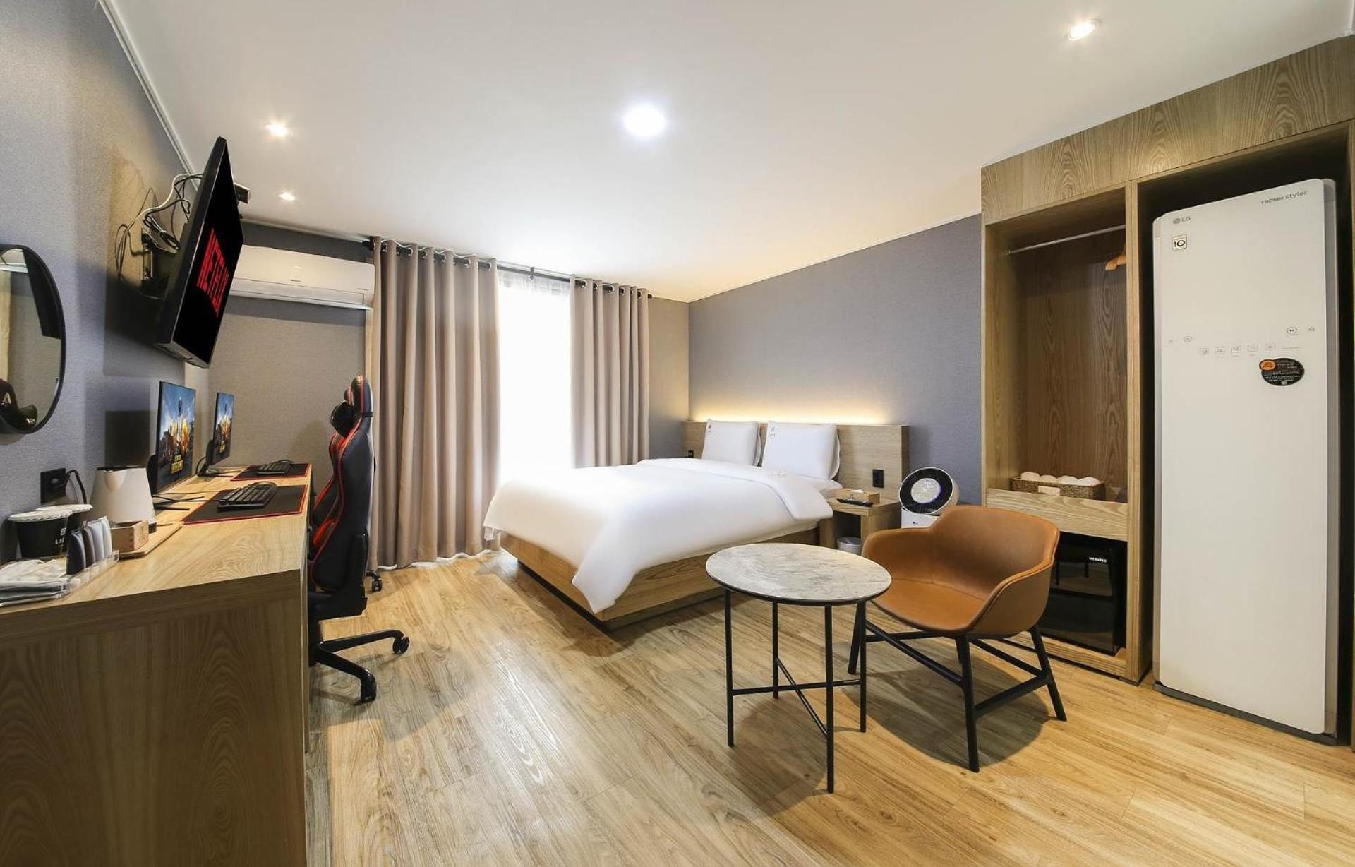 Deluxe Double Room with Balcony - Photo 11