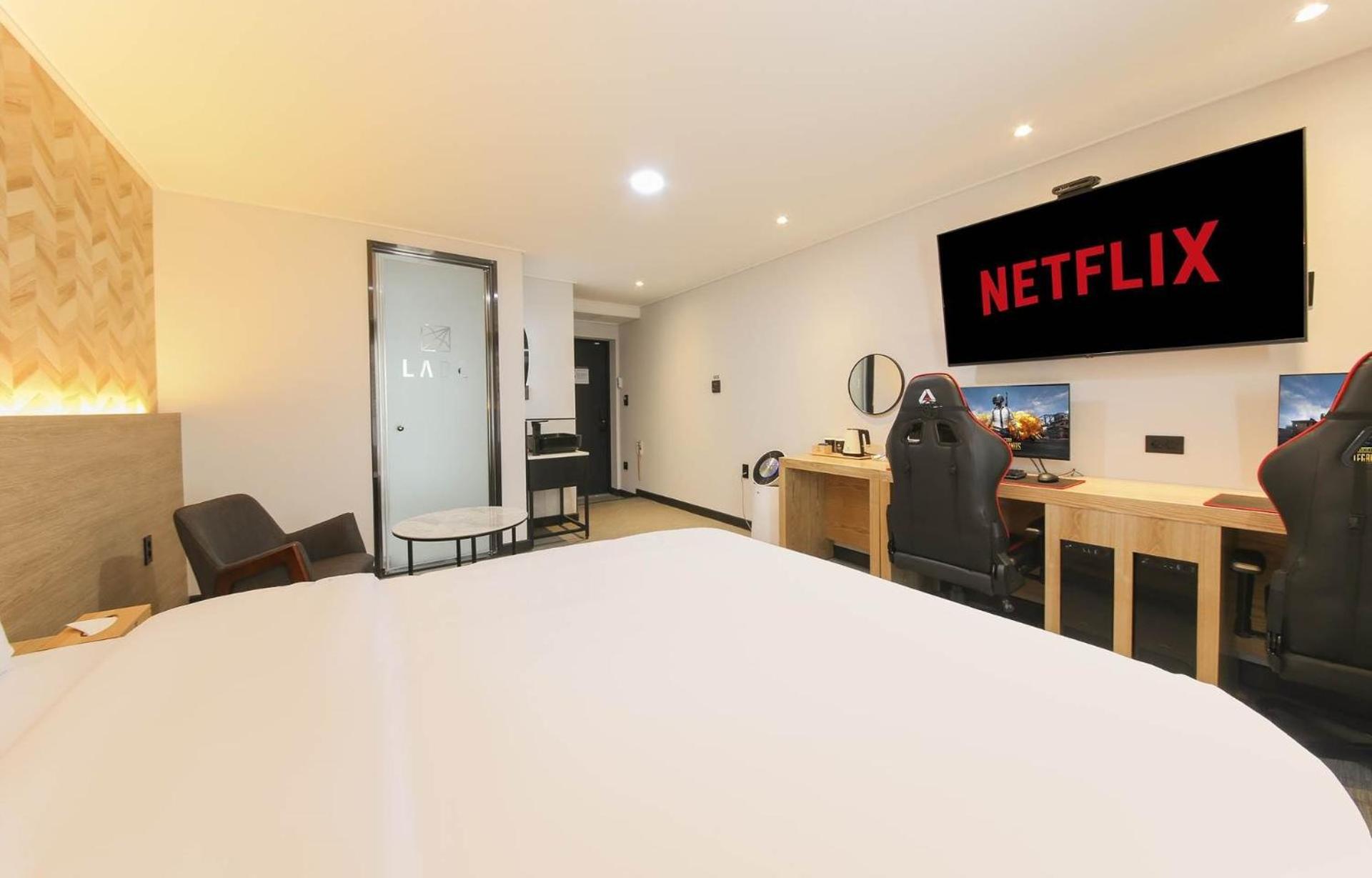 Deluxe Double Room with Balcony - Photo 3