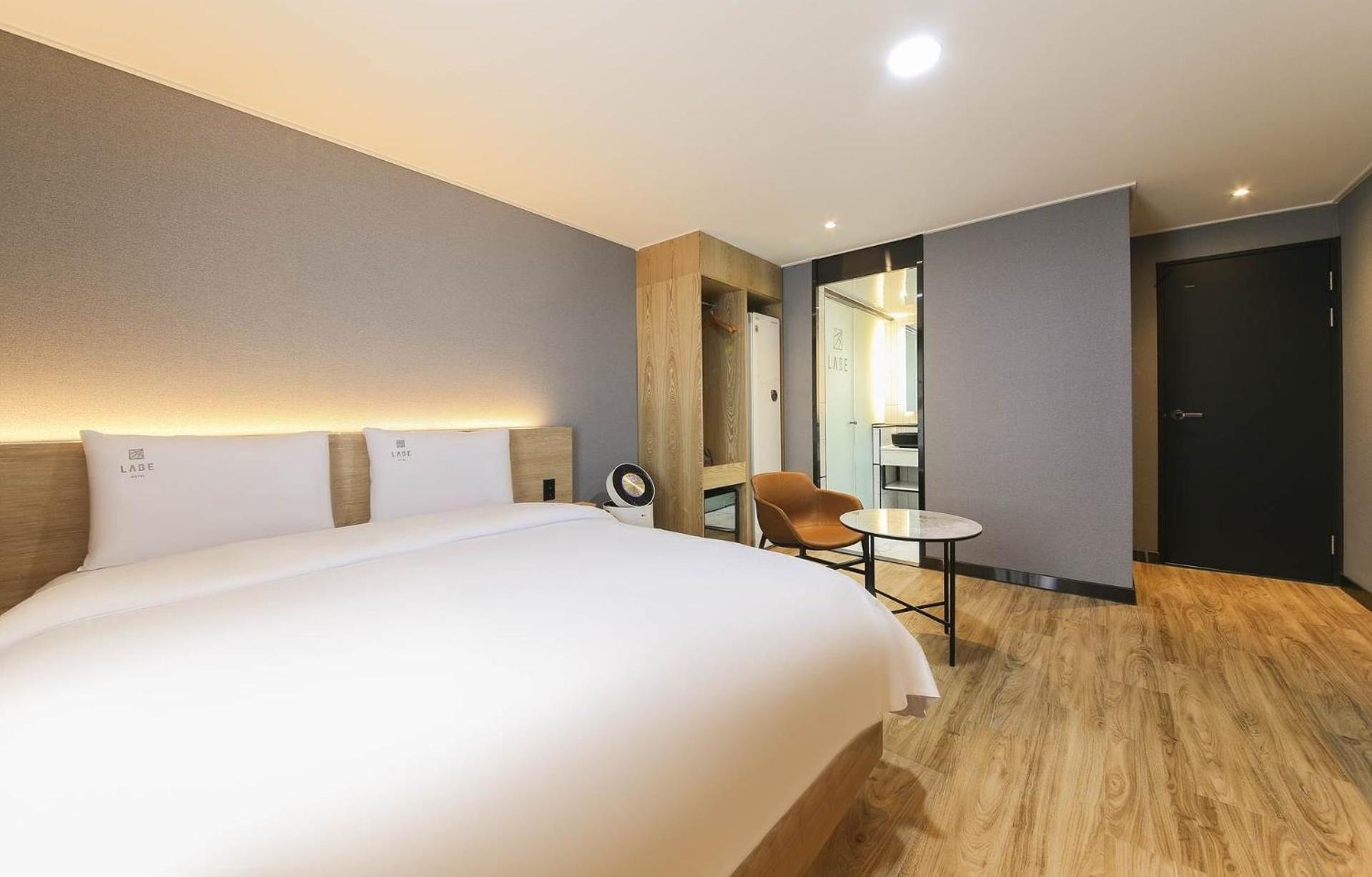 Deluxe Double Room with Balcony - Photo 5