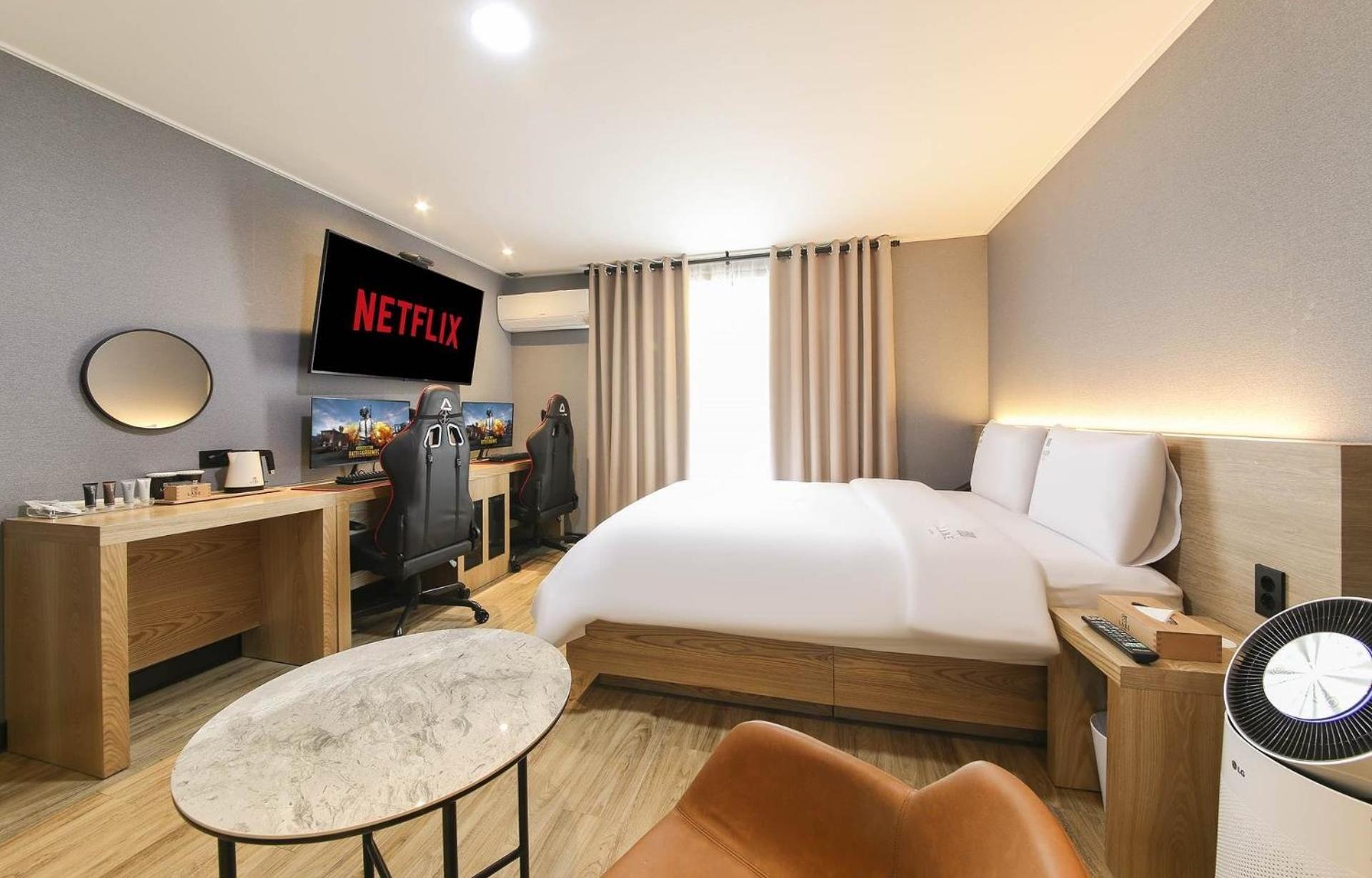 Deluxe Double Room with Balcony - Photo 14