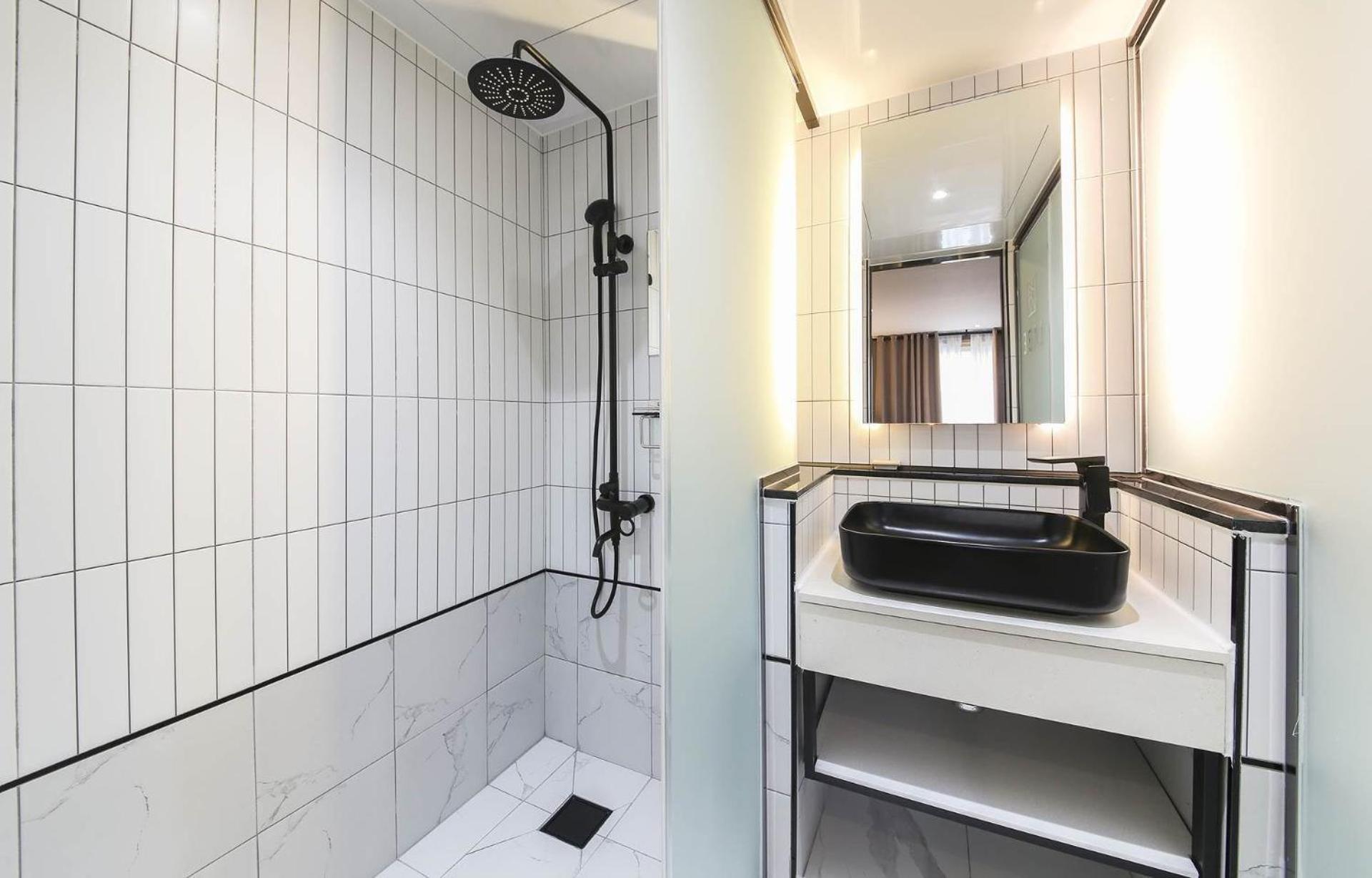 Deluxe Double Room with Balcony - Photo 15