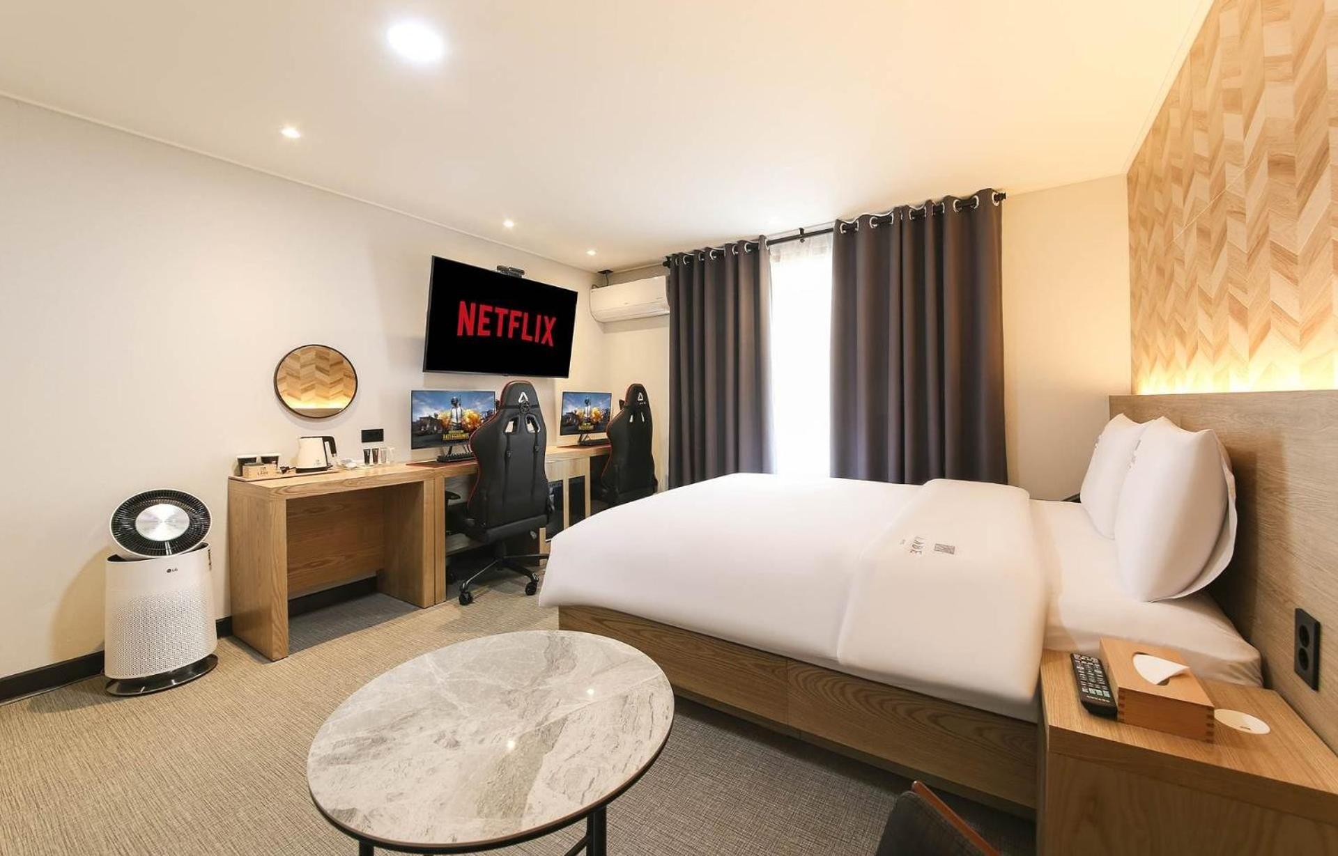 Deluxe Double Room with Balcony - Photo 8