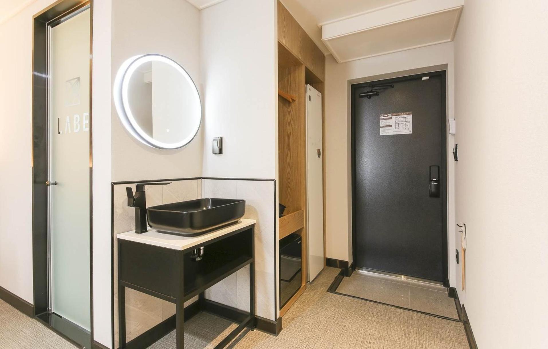 Deluxe Double Room with Balcony - Photo 4
