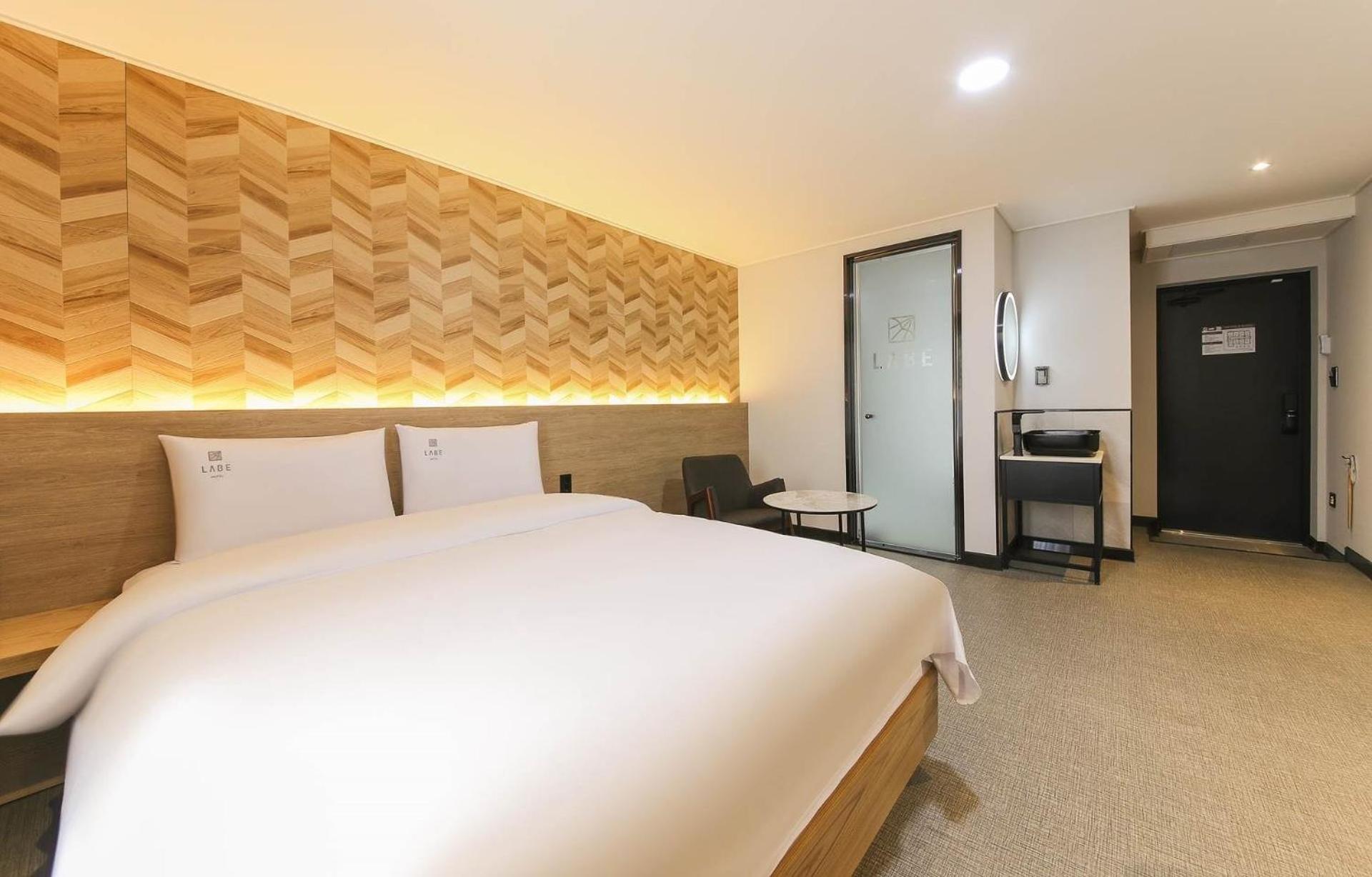 Deluxe Double Room with Balcony - Photo 9