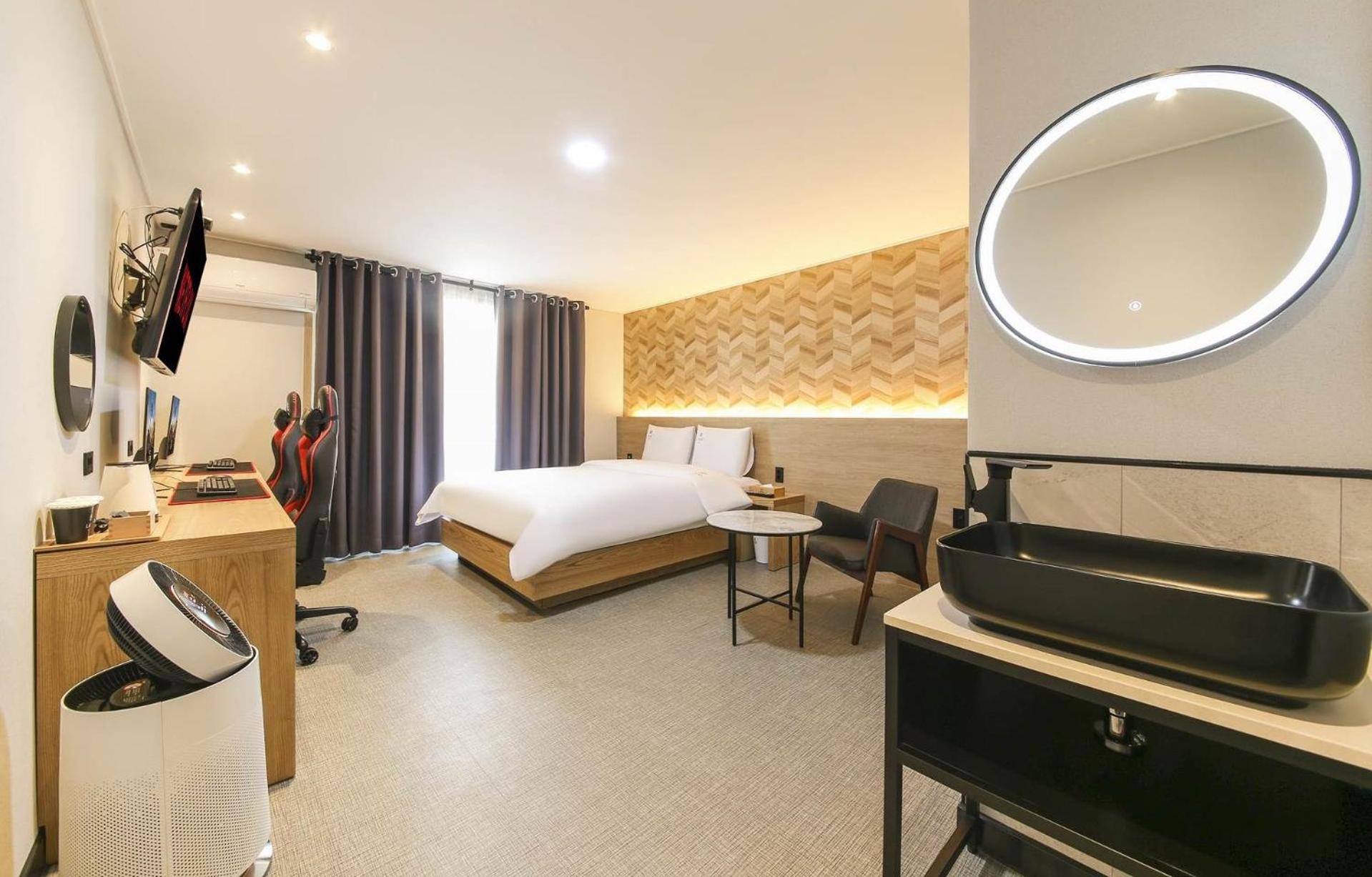 Deluxe Double Room with Balcony - Photo 1