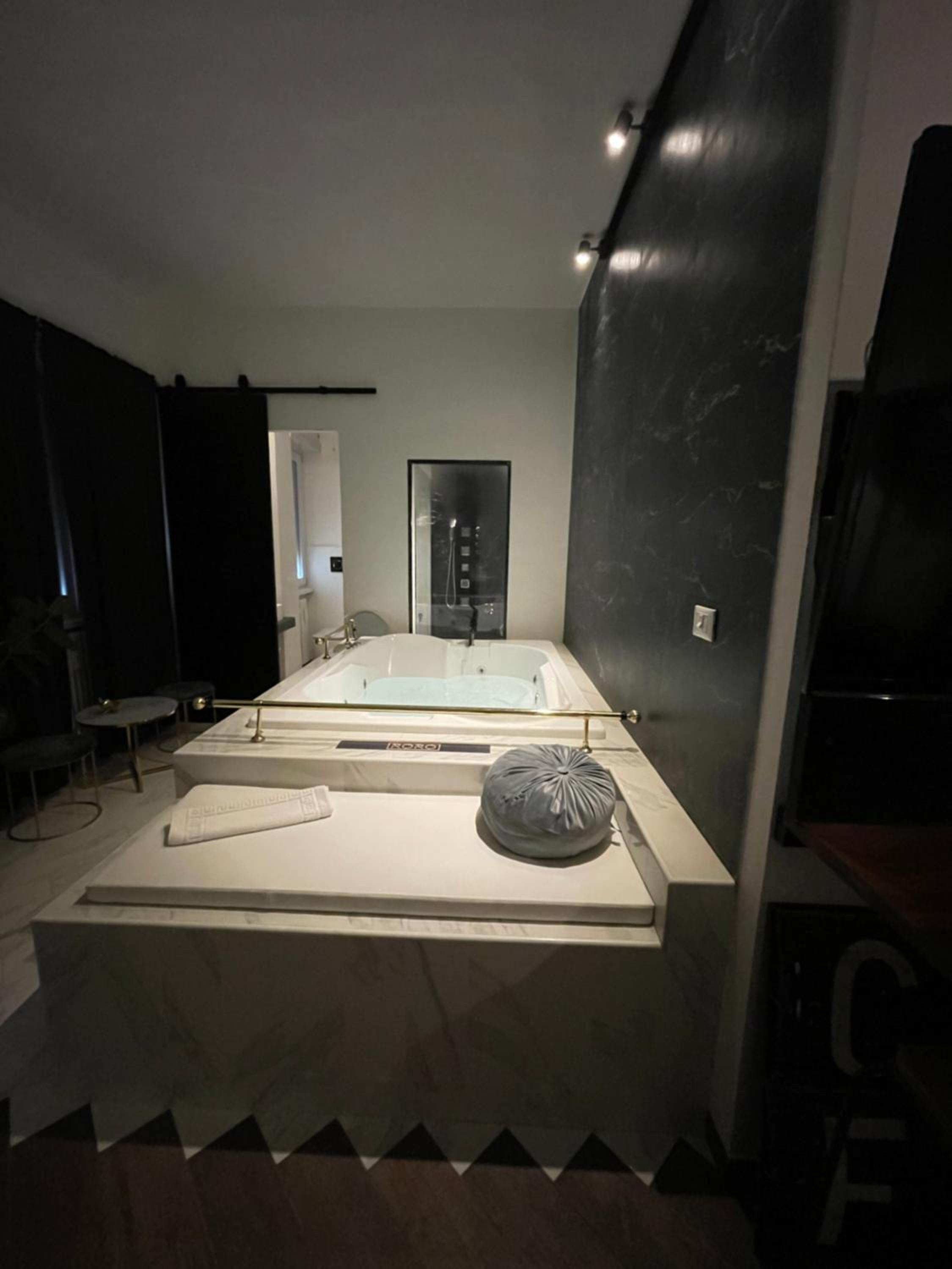 One-Bedroom Apartment - Photo 2
