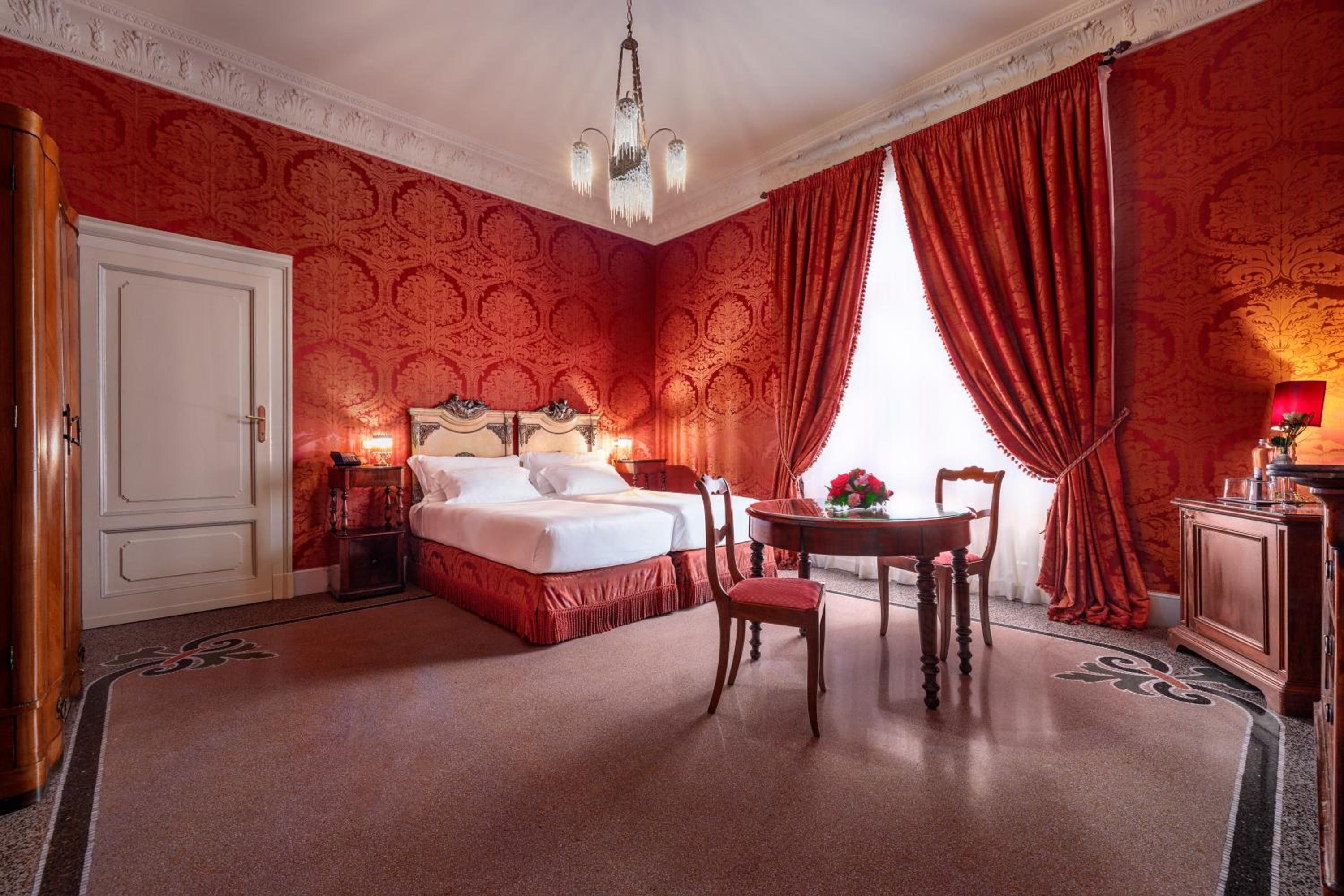 Deluxe Double or Twin Room thumbnail 6